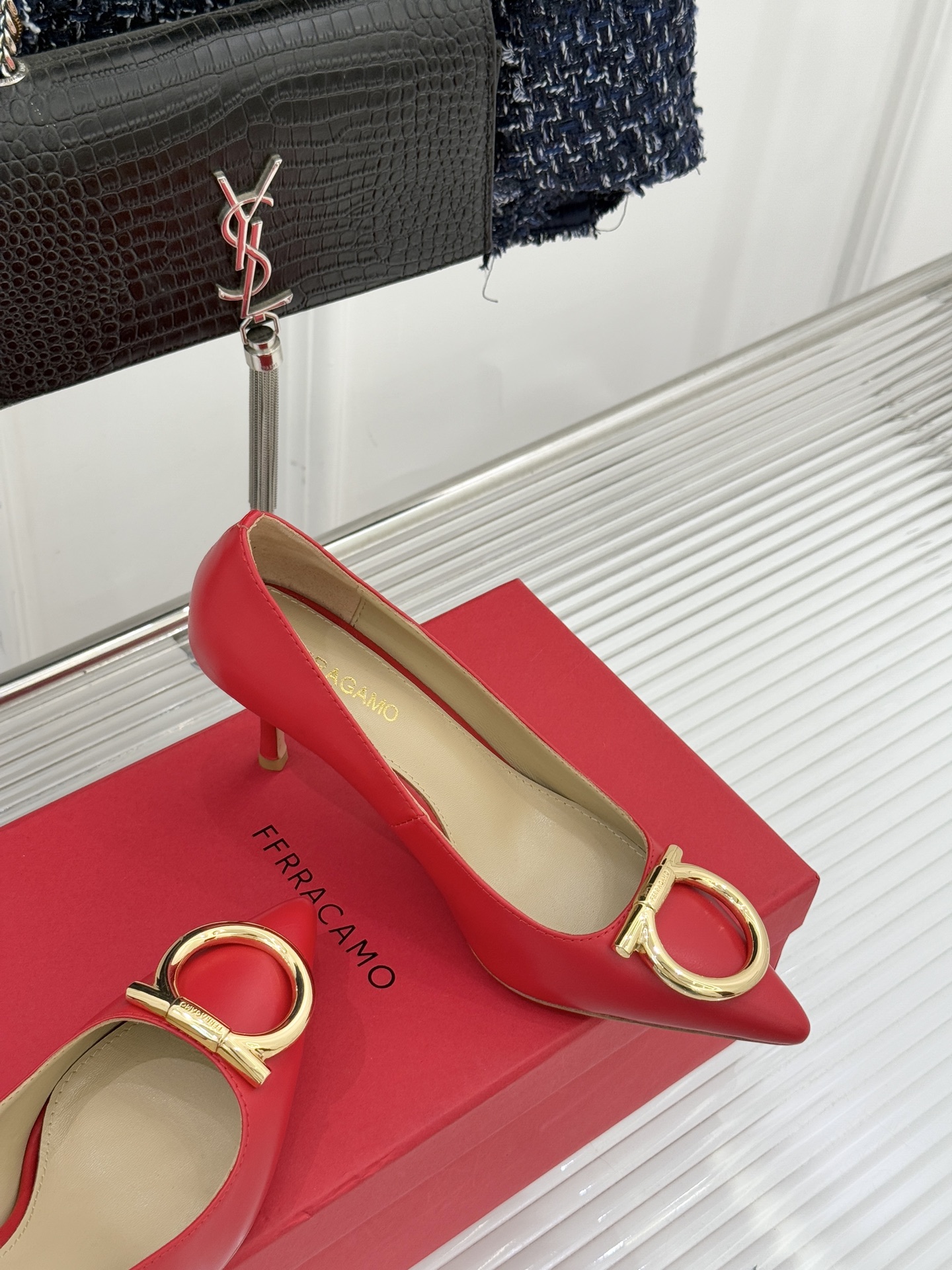 Ferragamo/菲拉格慕25WF新品大金属扣尖头高跟鞋承袭品牌百年制鞋基因将芭蕾艺术的灵动气韵与经典