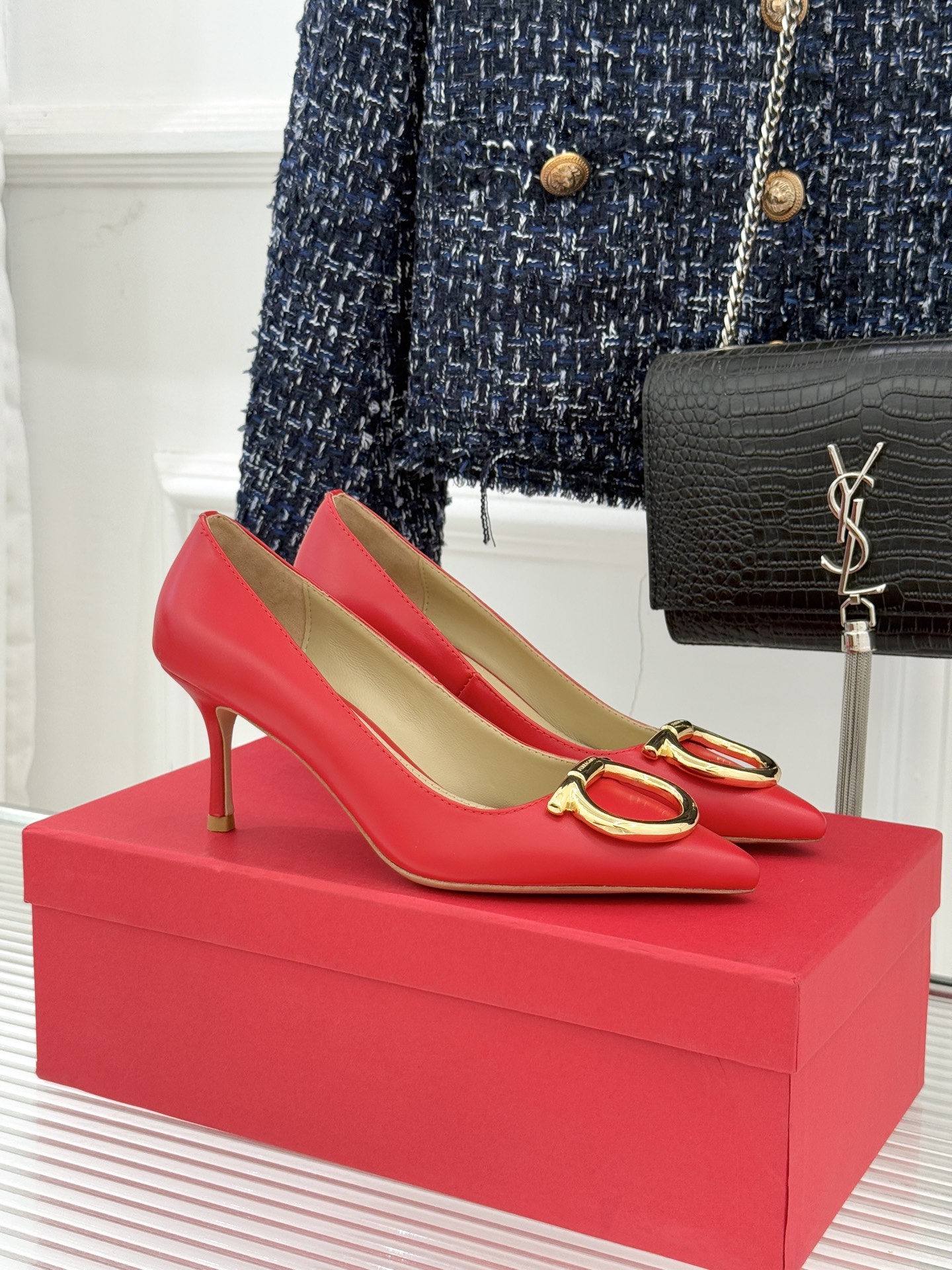 Ferragamo/菲拉格慕25WF新品大金属扣尖头高跟鞋承袭品牌百年制鞋基因将芭蕾艺术的灵动气韵与经典