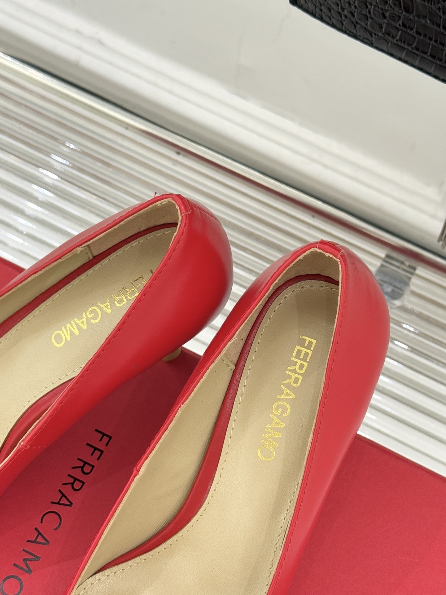 Ferragamo/菲拉格慕25WF新品大金属扣尖头高跟鞋承袭品牌百年制鞋基因将芭蕾艺术的灵动气韵与经典