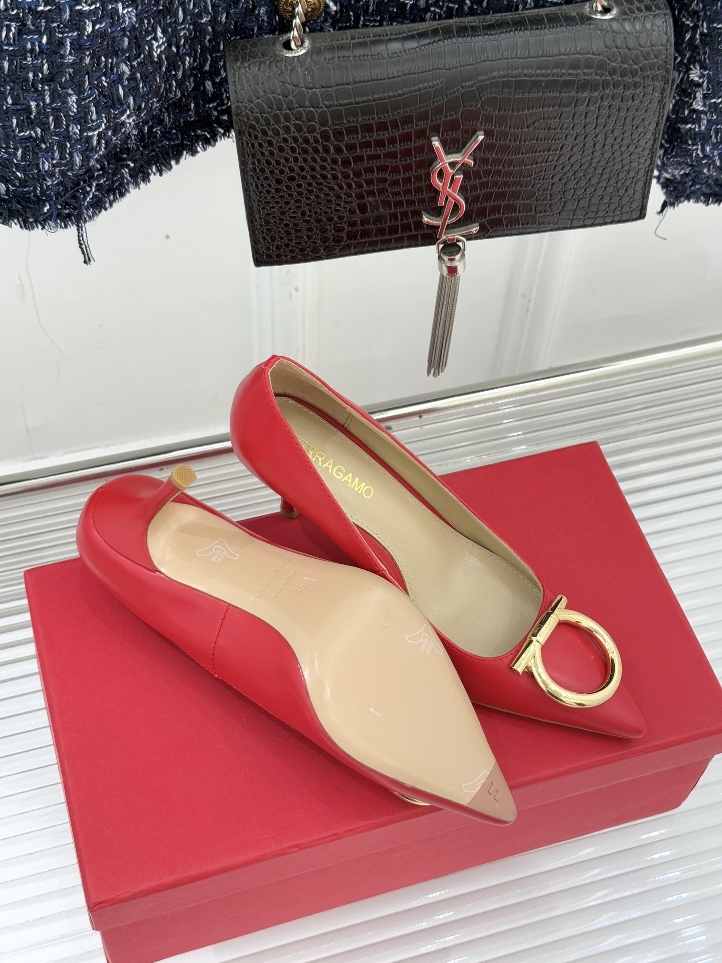 Ferragamo/菲拉格慕25WF新品大金属扣尖头高跟鞋承袭品牌百年制鞋基因将芭蕾艺术的灵动气韵与经典