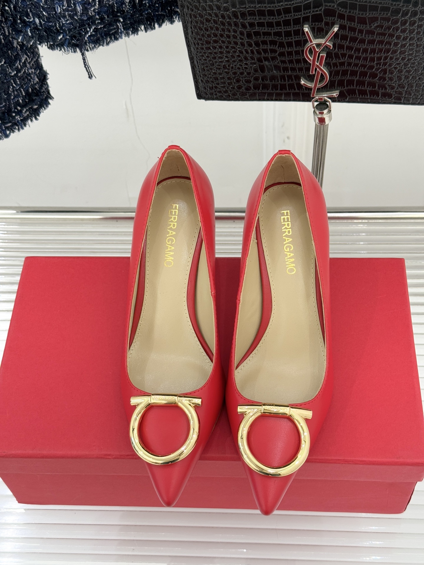 Ferragamo/菲拉格慕25WF新品大金属扣尖头高跟鞋承袭品牌百年制鞋基因将芭蕾艺术的灵动气韵与经典