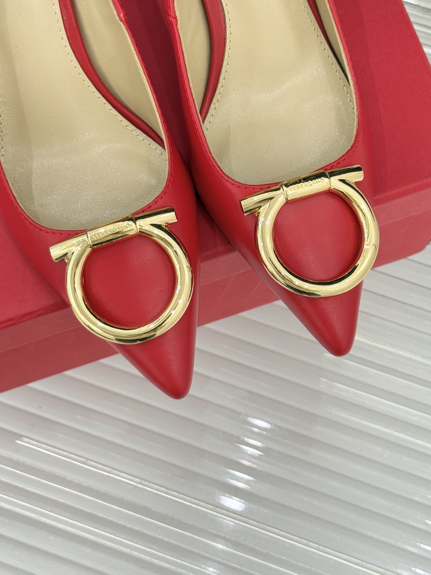 Ferragamo/菲拉格慕25WF新品大金属扣尖头高跟鞋承袭品牌百年制鞋基因将芭蕾艺术的灵动气韵与经典