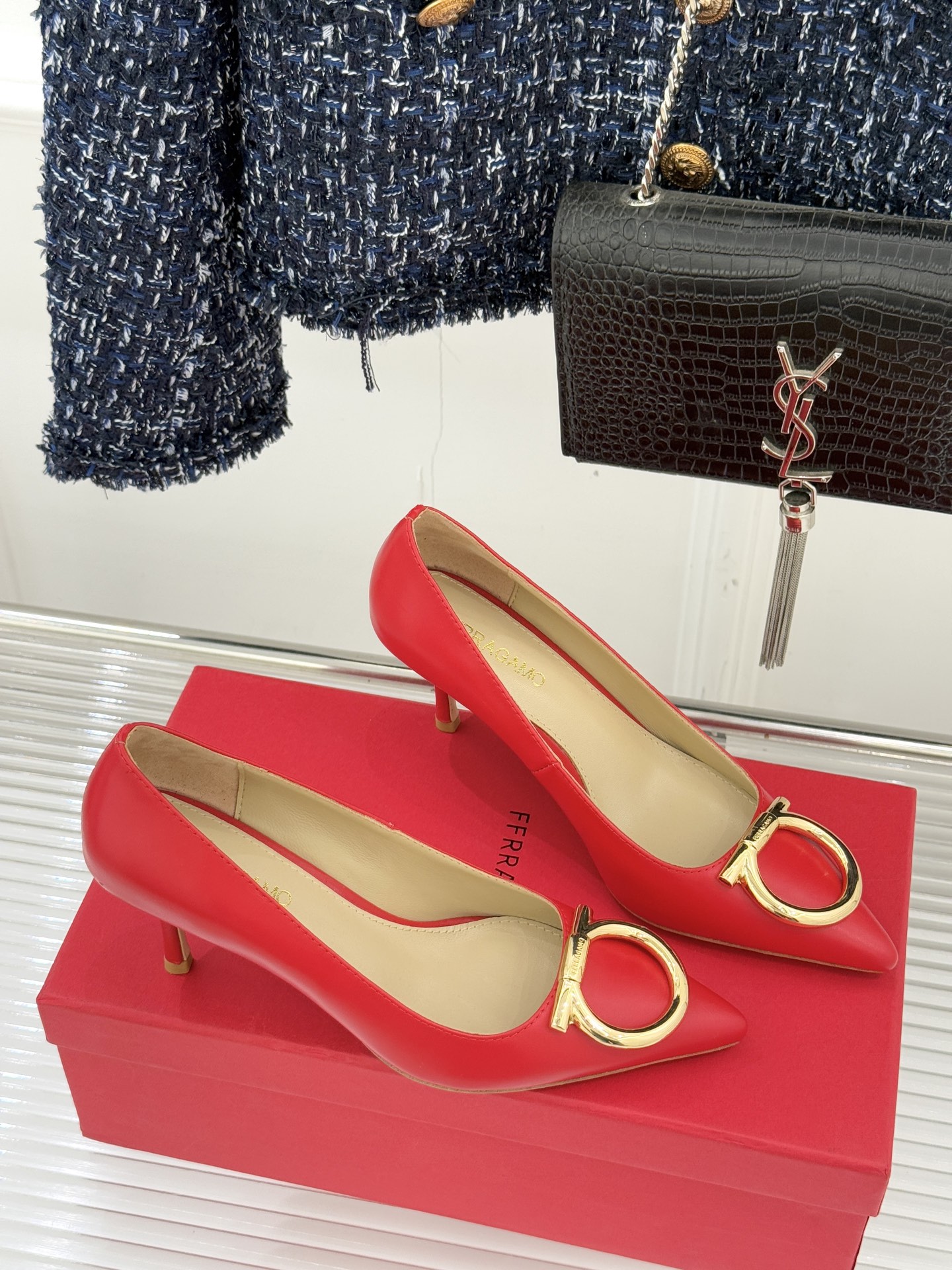 Ferragamo/菲拉格慕25WF新品大金属扣尖头高跟鞋承袭品牌百年制鞋基因将芭蕾艺术的灵动气韵与经典