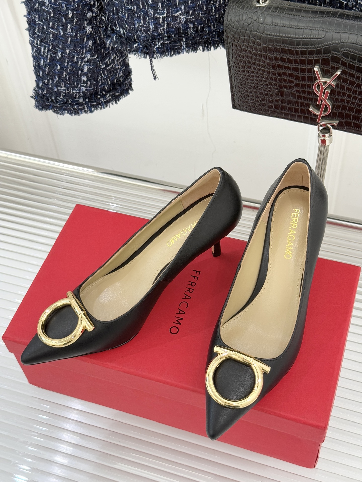 Ferragamo/菲拉格慕25WF新品大金属扣尖头高跟鞋承袭品牌百年制鞋基因将芭蕾艺术的灵动气韵与经典