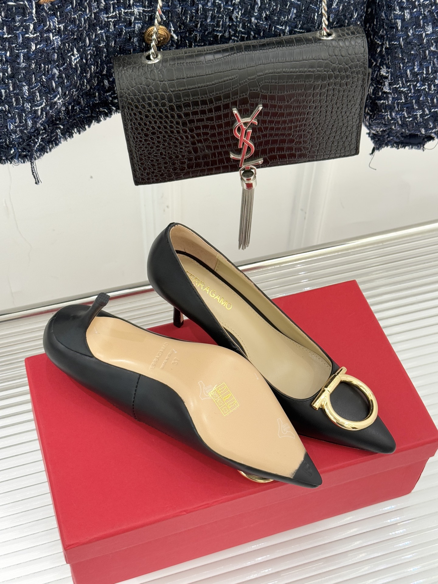 Ferragamo/菲拉格慕25WF新品大金属扣尖头高跟鞋承袭品牌百年制鞋基因将芭蕾艺术的灵动气韵与经典