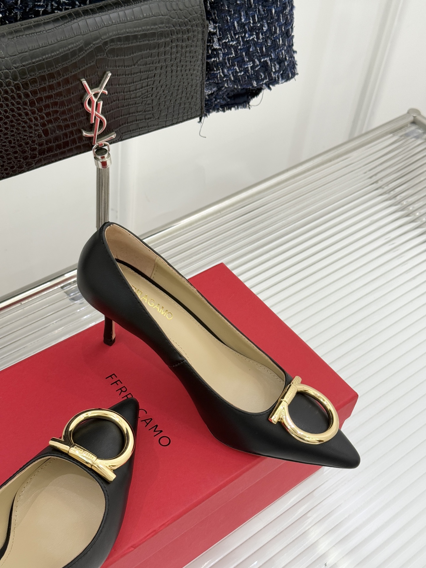 Ferragamo/菲拉格慕25WF新品大金属扣尖头高跟鞋承袭品牌百年制鞋基因将芭蕾艺术的灵动气韵与经典