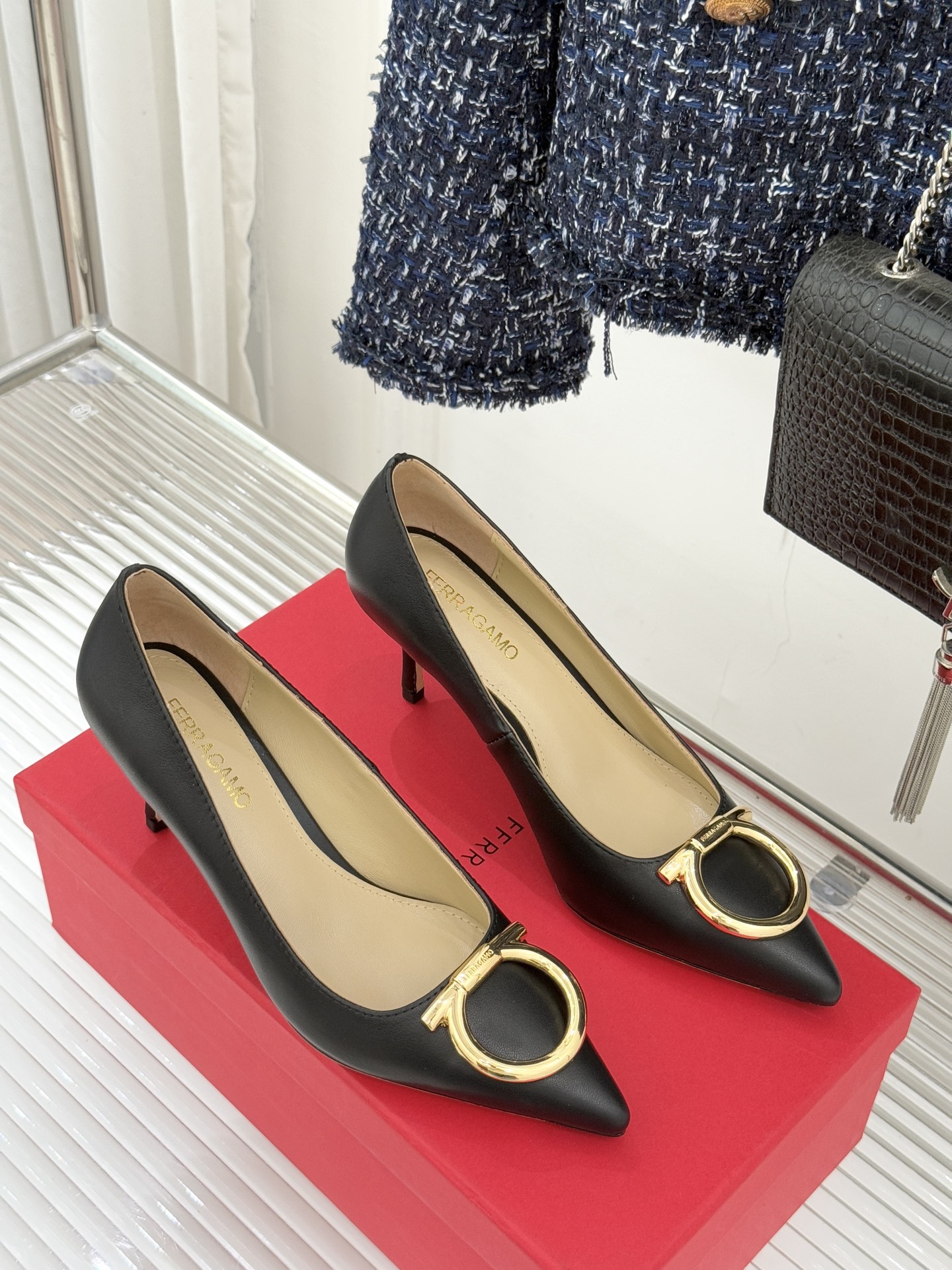 Ferragamo/菲拉格慕25WF新品大金属扣尖头高跟鞋承袭品牌百年制鞋基因将芭蕾艺术的灵动气韵与经典