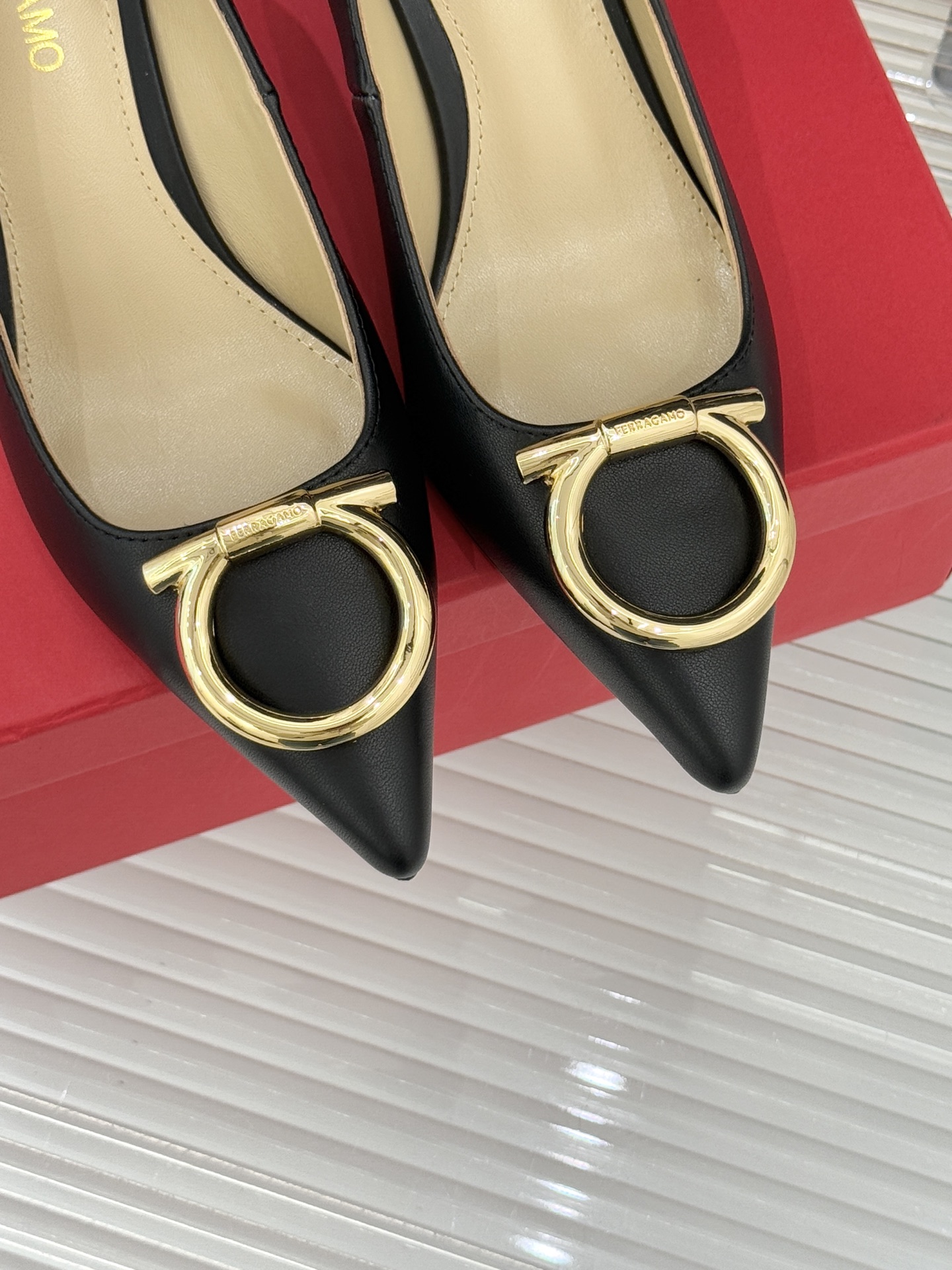 Ferragamo/菲拉格慕25WF新品大金属扣尖头高跟鞋承袭品牌百年制鞋基因将芭蕾艺术的灵动气韵与经典