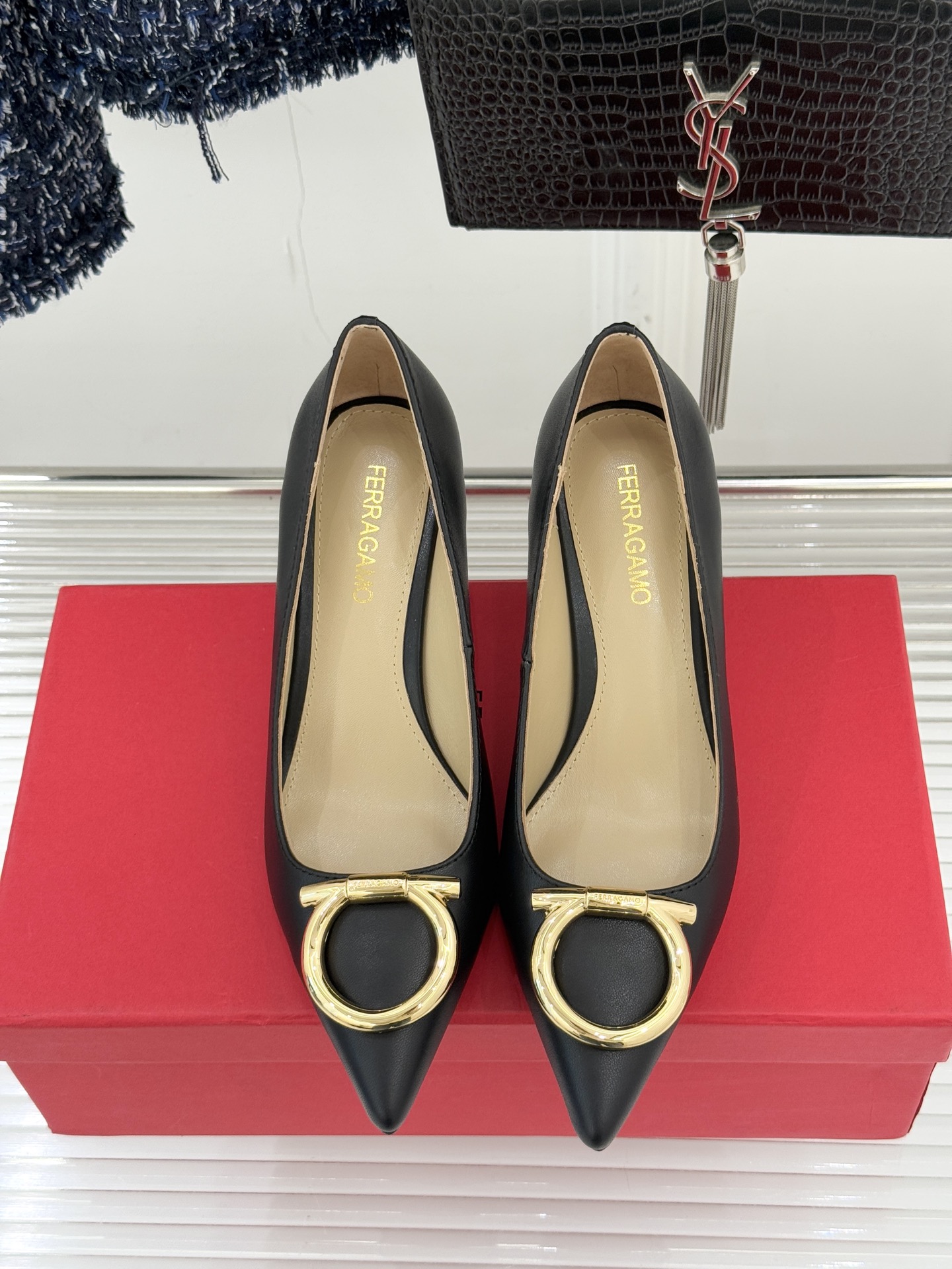 Ferragamo/菲拉格慕25WF新品大金属扣尖头高跟鞋承袭品牌百年制鞋基因将芭蕾艺术的灵动气韵与经典