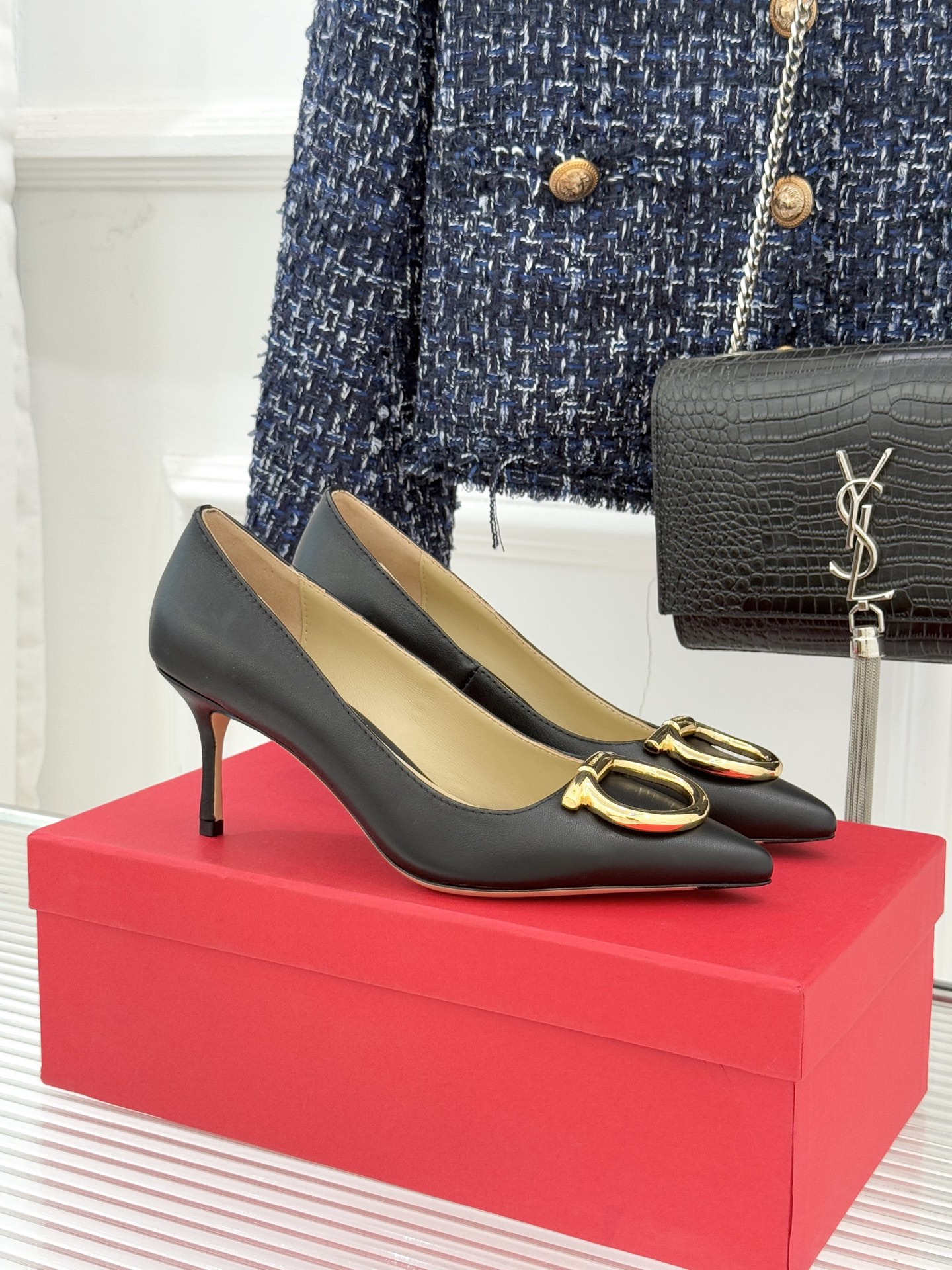 Ferragamo/菲拉格慕25WF新品大金属扣尖头高跟鞋承袭品牌百年制鞋基因将芭蕾艺术的灵动气韵与经典