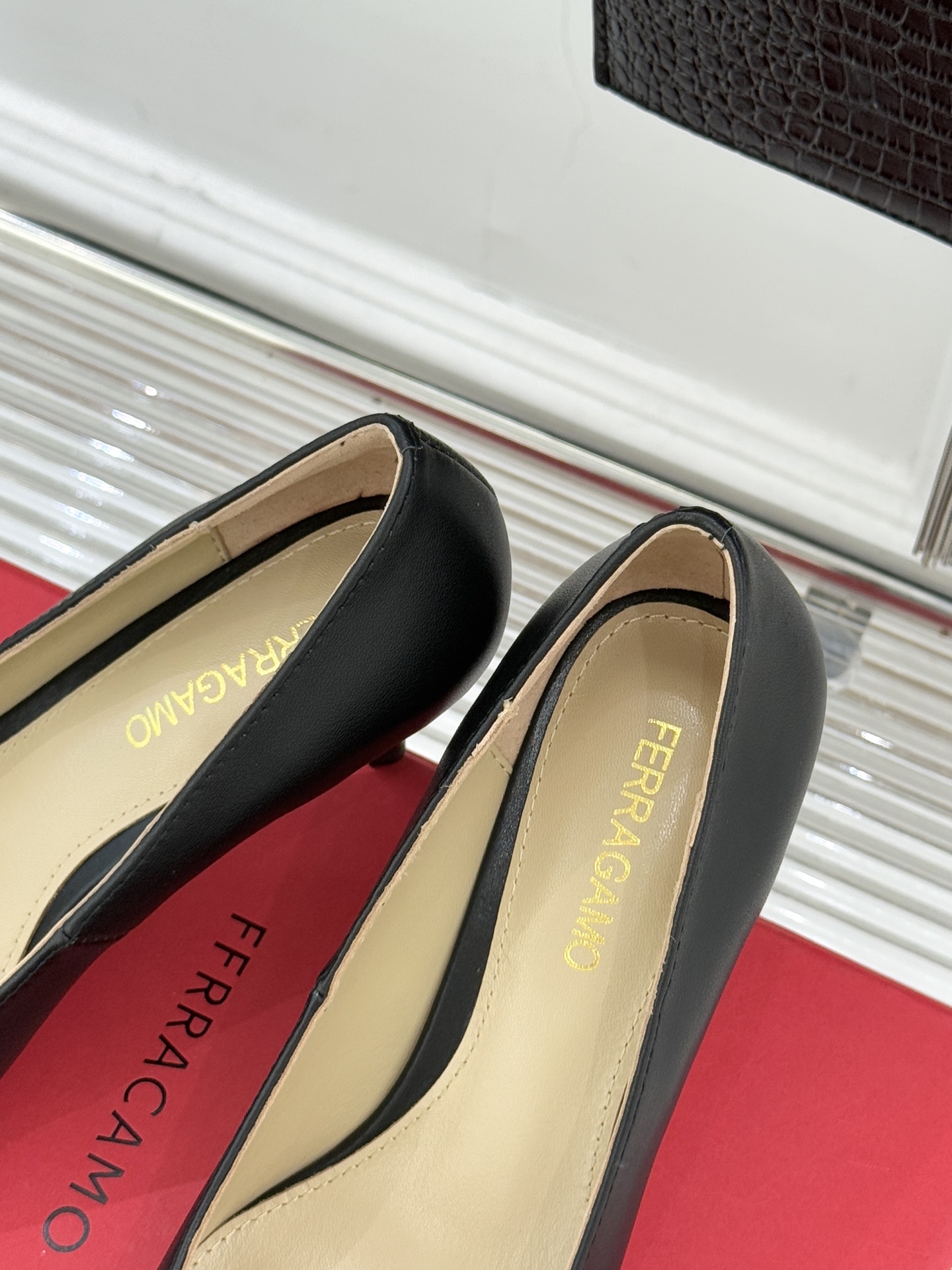 Ferragamo/菲拉格慕25WF新品大金属扣尖头高跟鞋承袭品牌百年制鞋基因将芭蕾艺术的灵动气韵与经典