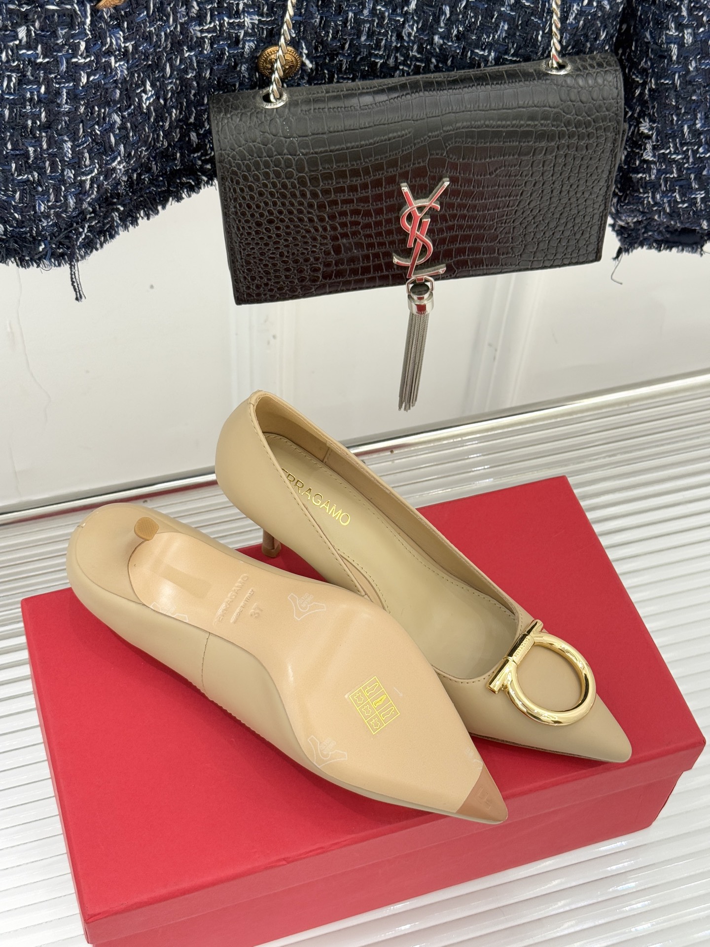 Ferragamo/菲拉格慕25WF新品大金属扣尖头高跟鞋承袭品牌百年制鞋基因将芭蕾艺术的灵动气韵与经典