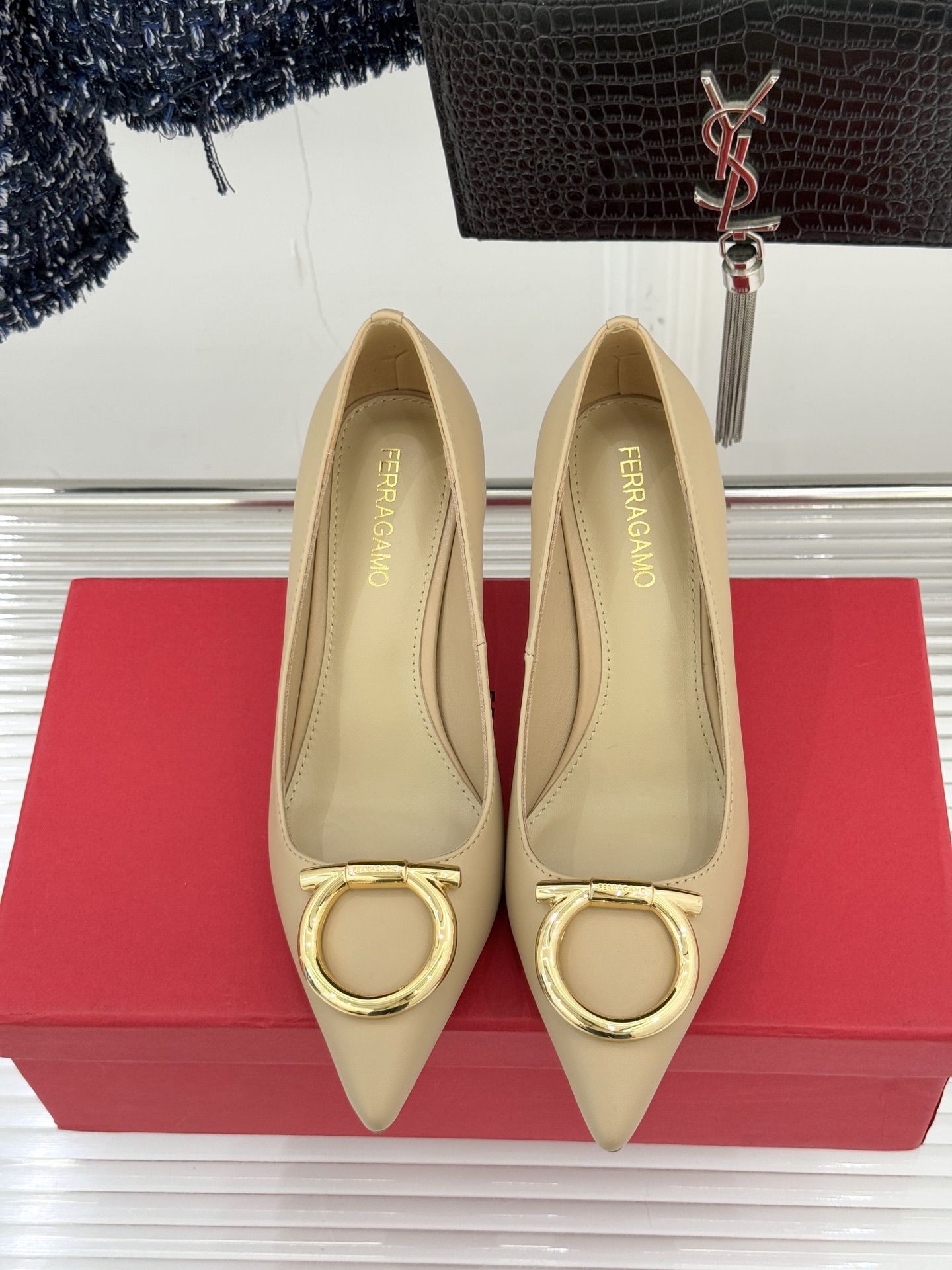 Ferragamo/菲拉格慕25WF新品大金属扣尖头高跟鞋承袭品牌百年制鞋基因将芭蕾艺术的灵动气韵与经典