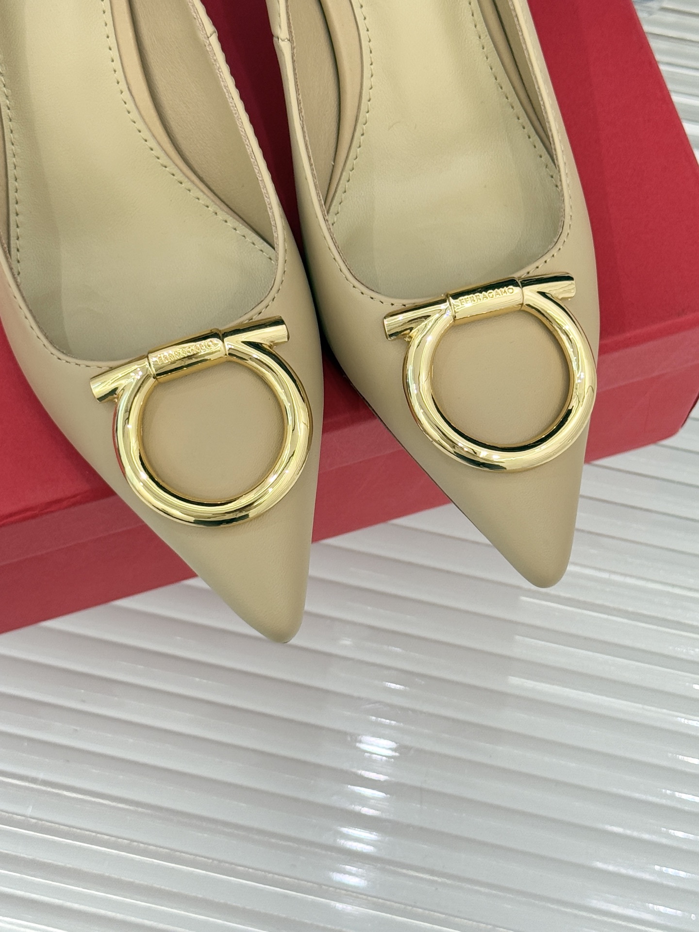 Ferragamo/菲拉格慕25WF新品大金属扣尖头高跟鞋承袭品牌百年制鞋基因将芭蕾艺术的灵动气韵与经典