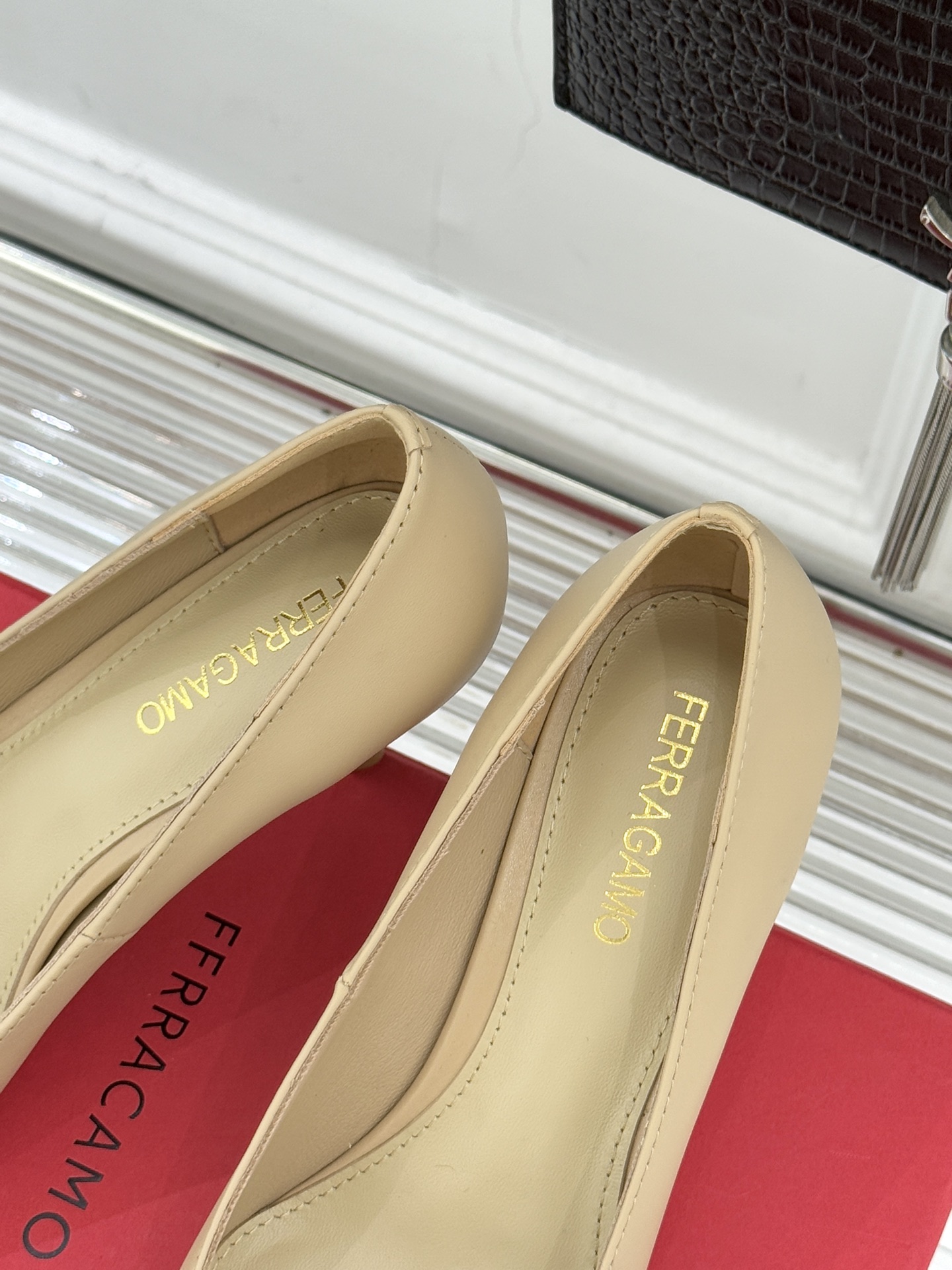 Ferragamo/菲拉格慕25WF新品大金属扣尖头高跟鞋承袭品牌百年制鞋基因将芭蕾艺术的灵动气韵与经典