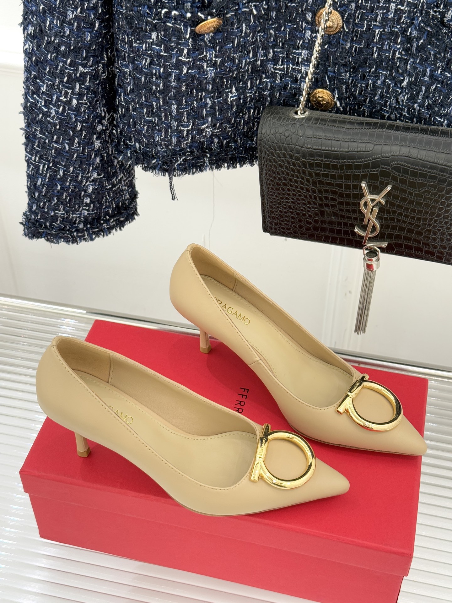 Ferragamo/菲拉格慕25WF新品大金属扣尖头高跟鞋承袭品牌百年制鞋基因将芭蕾艺术的灵动气韵与经典