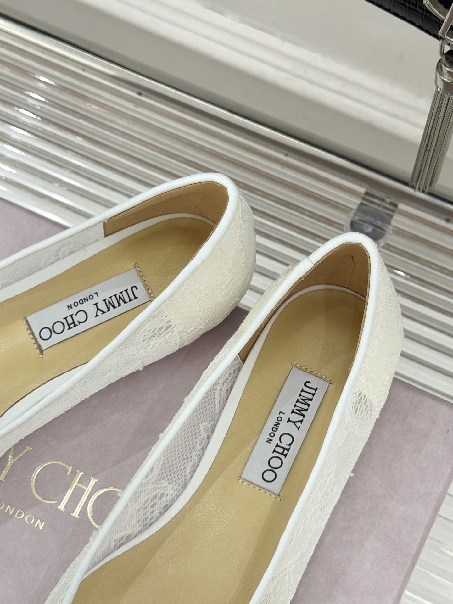 Jimmy Choo经典蕾丝尖头高跟鞋超级仙的一款啊！美得让人窒息！蕾丝给人以一种很神秘的感觉朦胧看不清