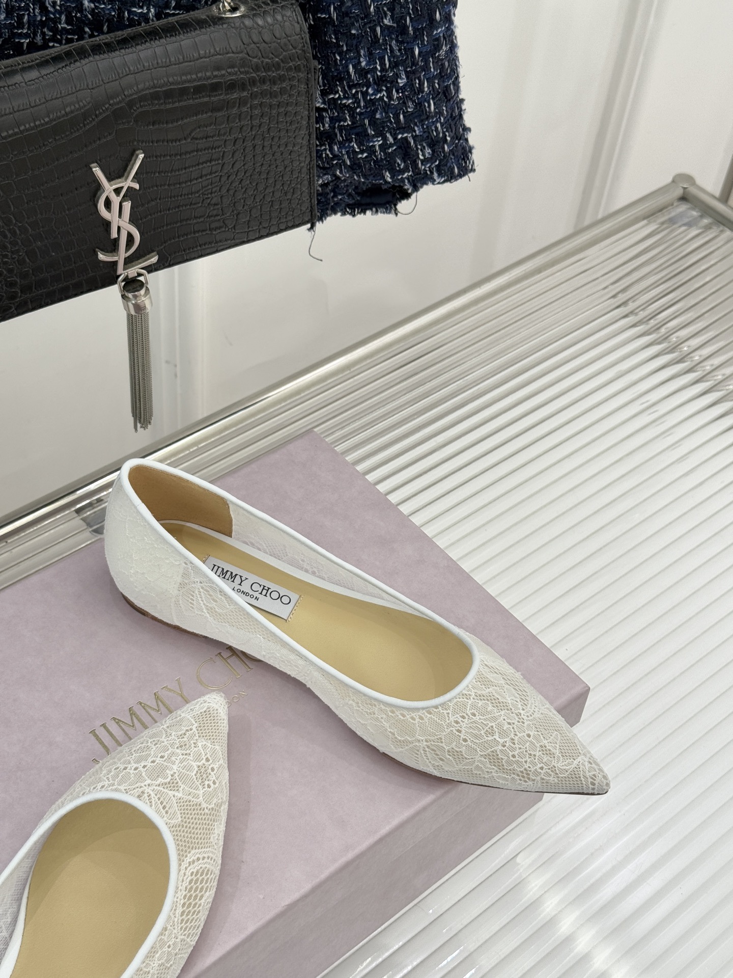 Jimmy Choo经典蕾丝尖头高跟鞋超级仙的一款啊！美得让人窒息！蕾丝给人以一种很神秘的感觉朦胧看不清