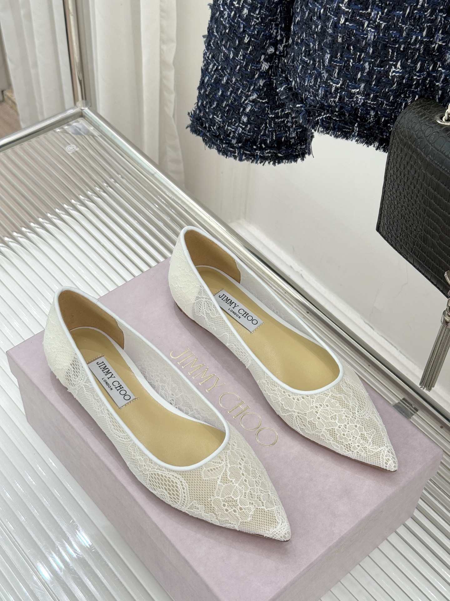 Jimmy Choo经典蕾丝尖头高跟鞋超级仙的一款啊！美得让人窒息！蕾丝给人以一种很神秘的感觉朦胧看不清