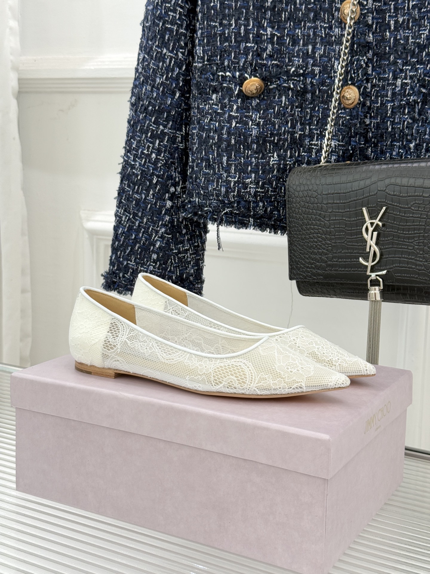 Jimmy Choo经典蕾丝尖头高跟鞋超级仙的一款啊！美得让人窒息！蕾丝给人以一种很神秘的感觉朦胧看不清