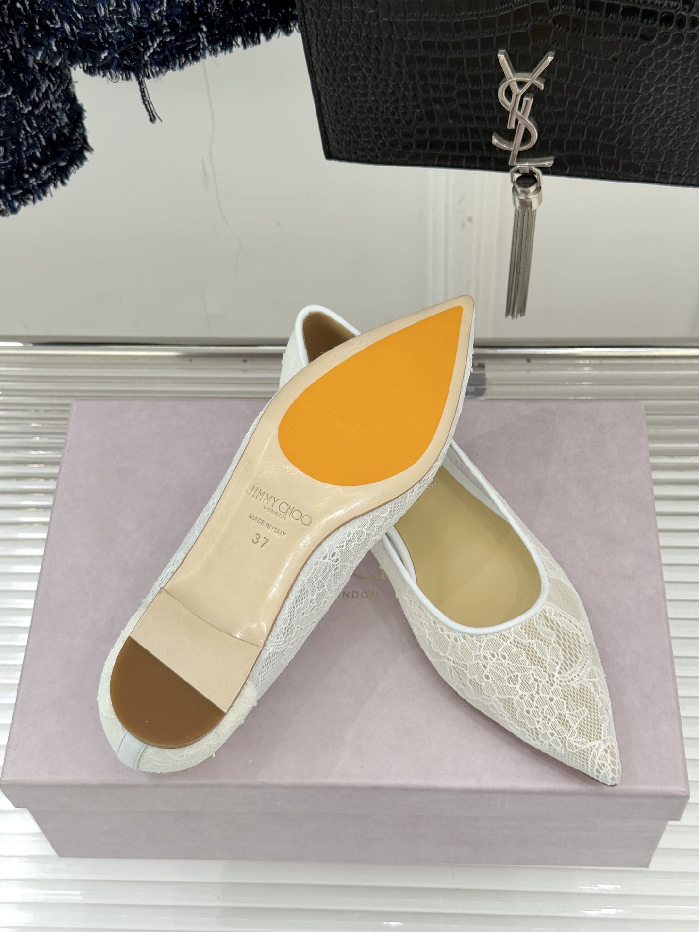 Jimmy Choo经典蕾丝尖头高跟鞋超级仙的一款啊！美得让人窒息！蕾丝给人以一种很神秘的感觉朦胧看不清