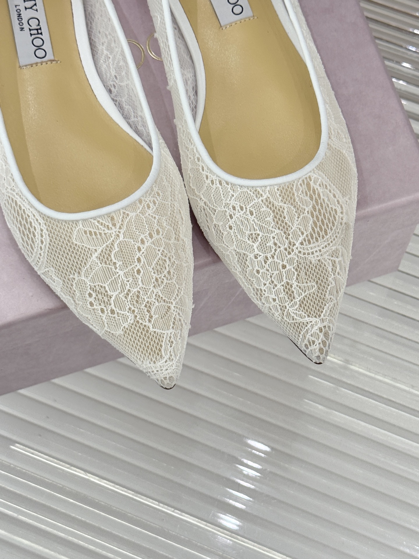 Jimmy Choo经典蕾丝尖头高跟鞋超级仙的一款啊！美得让人窒息！蕾丝给人以一种很神秘的感觉朦胧看不清