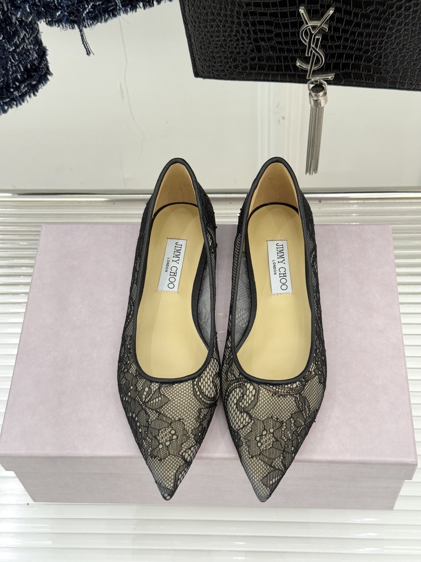 Jimmy Choo经典蕾丝尖头高跟鞋超级仙的一款啊！美得让人窒息！蕾丝给人以一种很神秘的感觉朦胧看不清