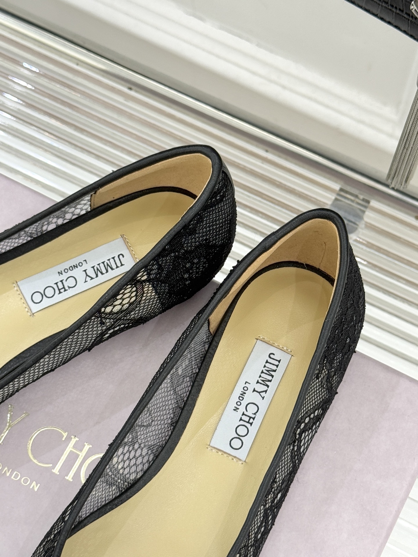 Jimmy Choo经典蕾丝尖头高跟鞋超级仙的一款啊！美得让人窒息！蕾丝给人以一种很神秘的感觉朦胧看不清