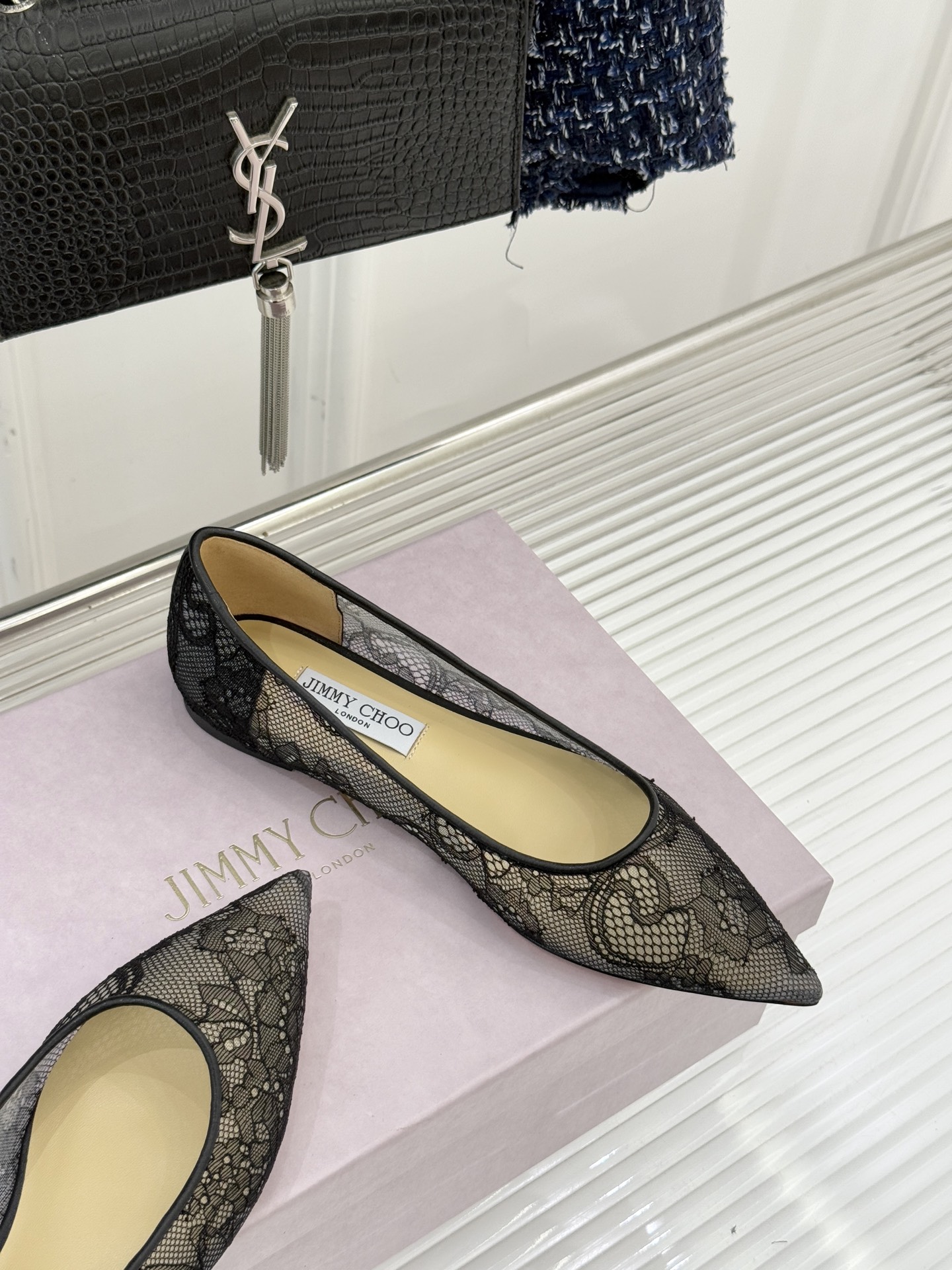 Jimmy Choo经典蕾丝尖头高跟鞋超级仙的一款啊！美得让人窒息！蕾丝给人以一种很神秘的感觉朦胧看不清