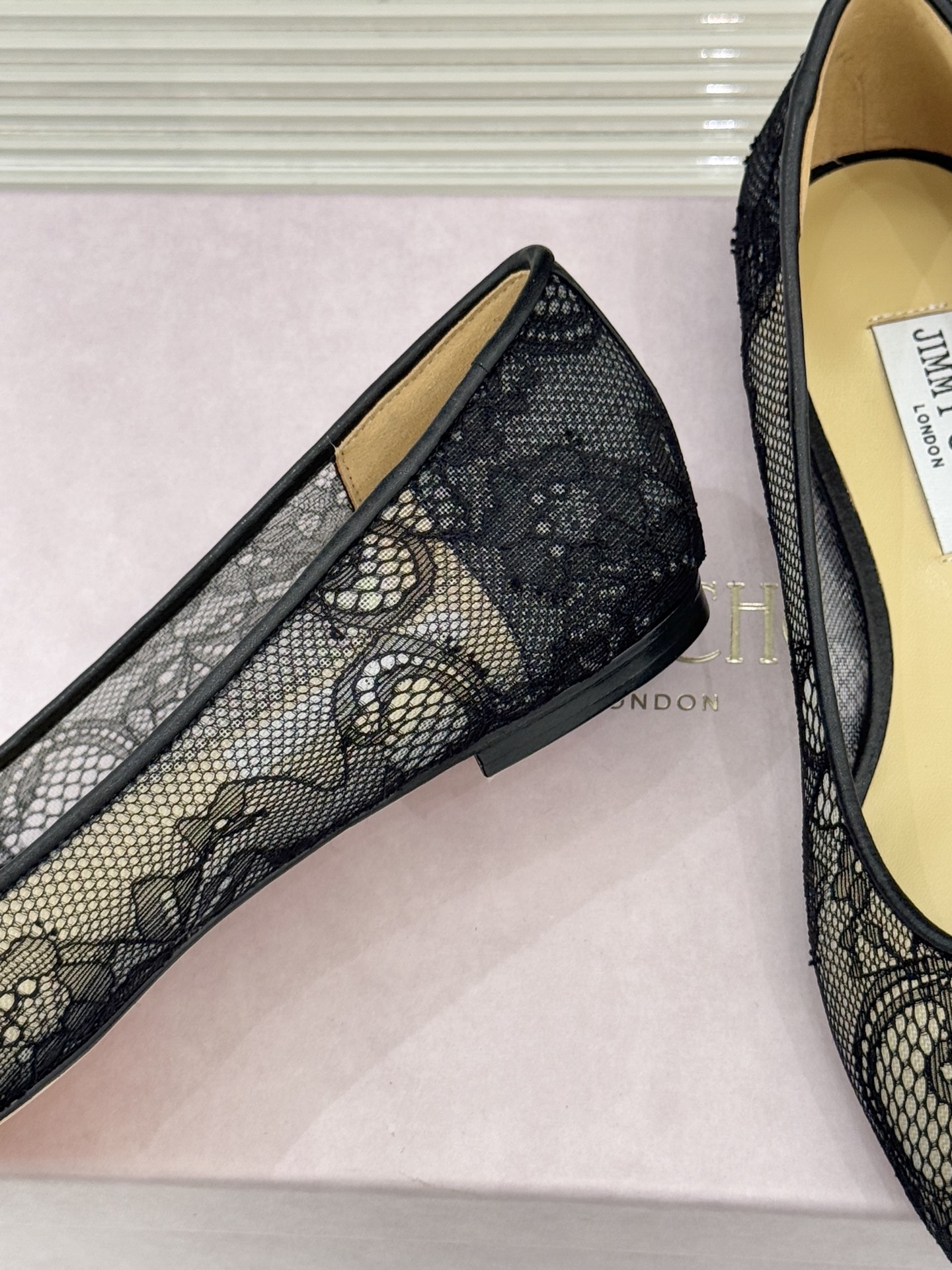 Jimmy Choo经典蕾丝尖头高跟鞋超级仙的一款啊！美得让人窒息！蕾丝给人以一种很神秘的感觉朦胧看不清