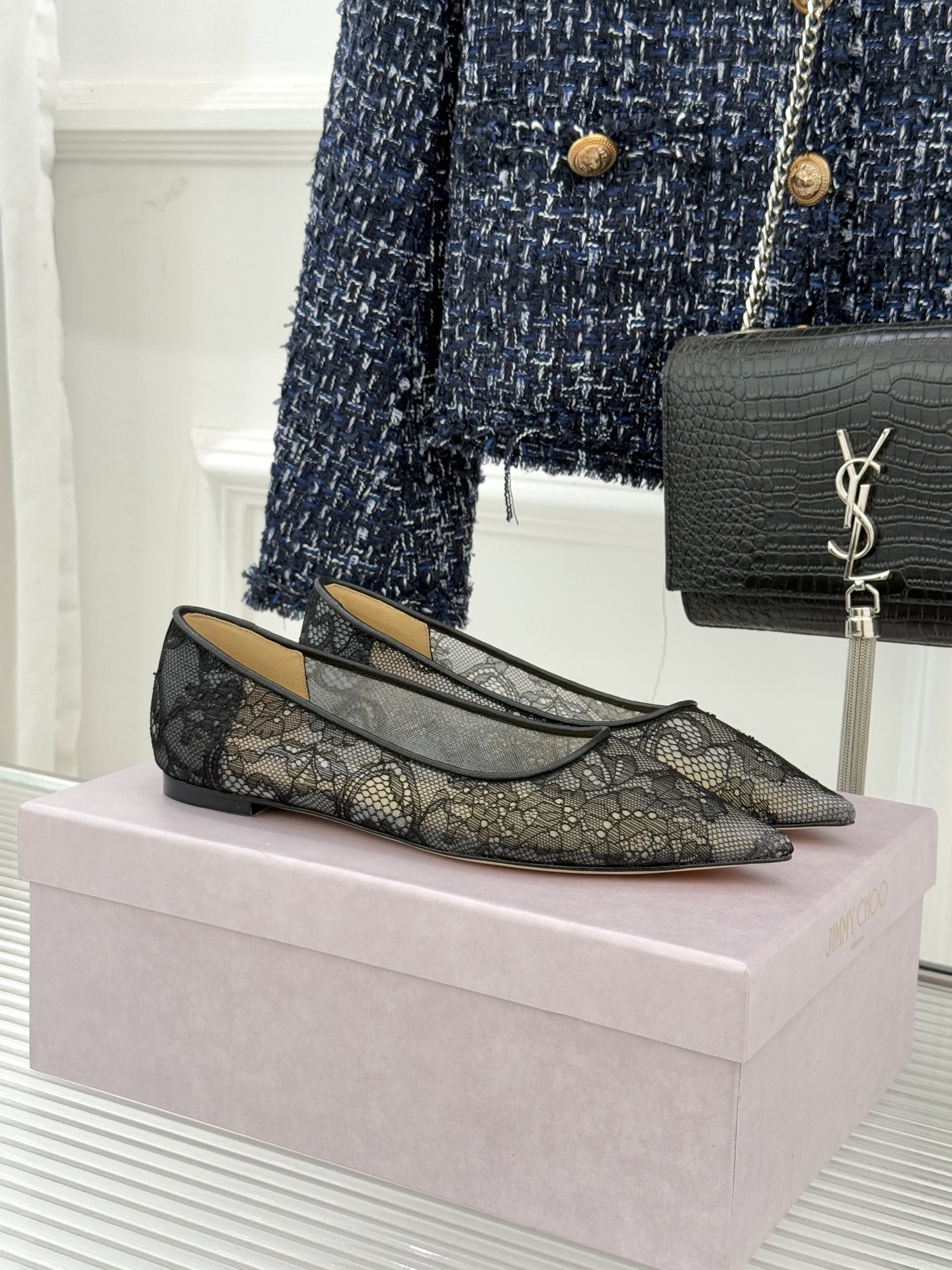 Jimmy Choo经典蕾丝尖头高跟鞋超级仙的一款啊！美得让人窒息！蕾丝给人以一种很神秘的感觉朦胧看不清