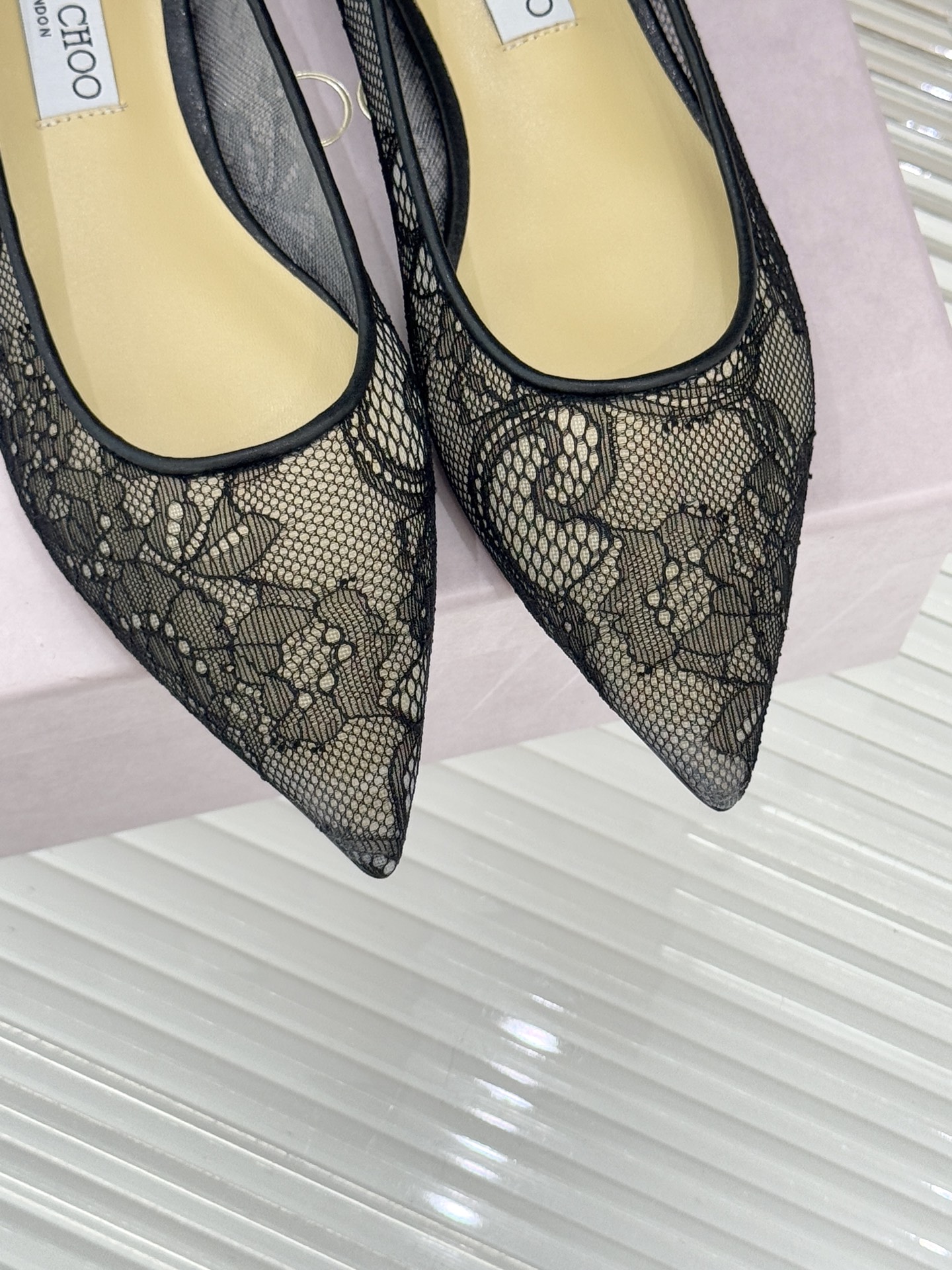 Jimmy Choo经典蕾丝尖头高跟鞋超级仙的一款啊！美得让人窒息！蕾丝给人以一种很神秘的感觉朦胧看不清