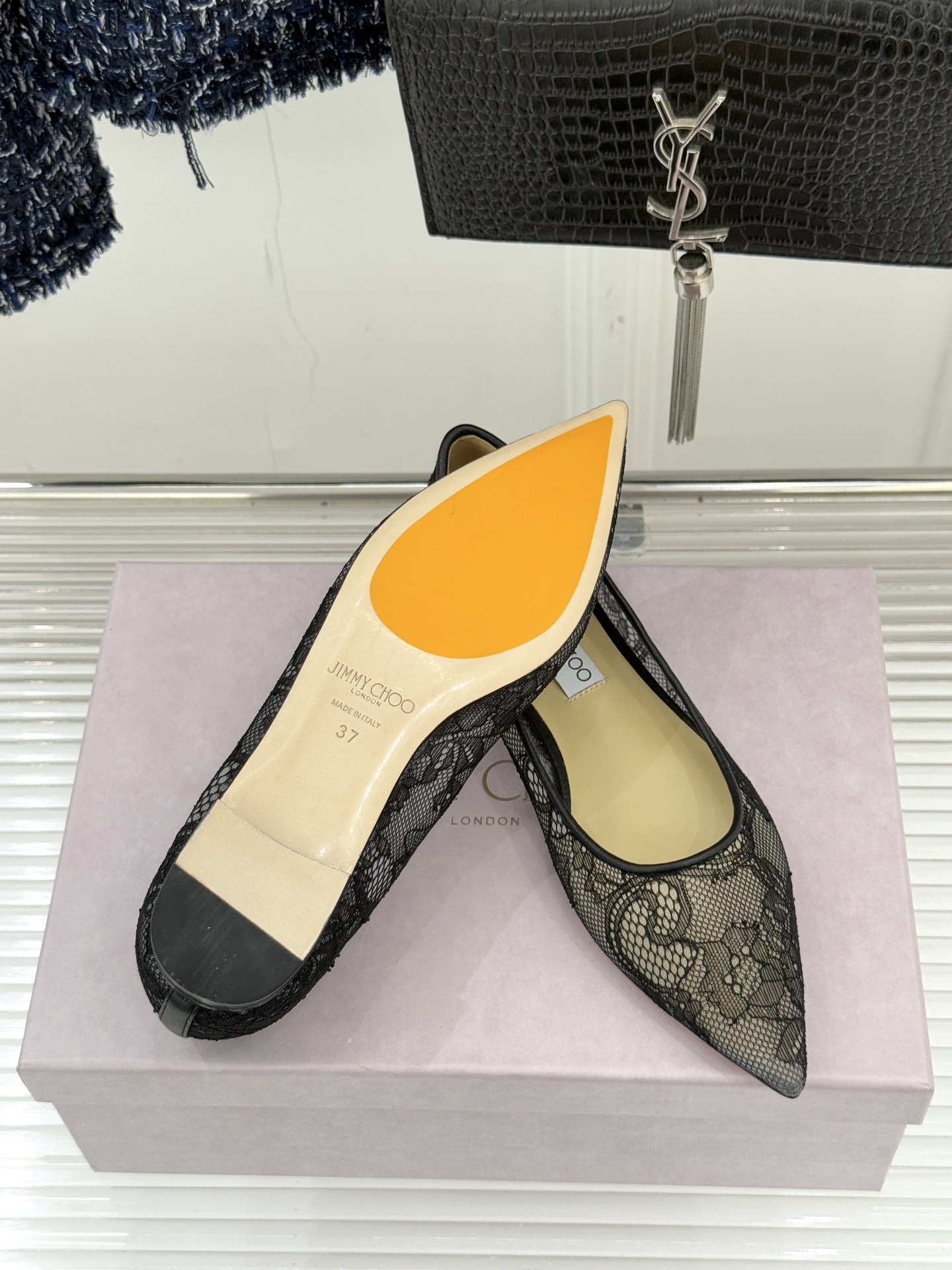 Jimmy Choo经典蕾丝尖头高跟鞋超级仙的一款啊！美得让人窒息！蕾丝给人以一种很神秘的感觉朦胧看不清