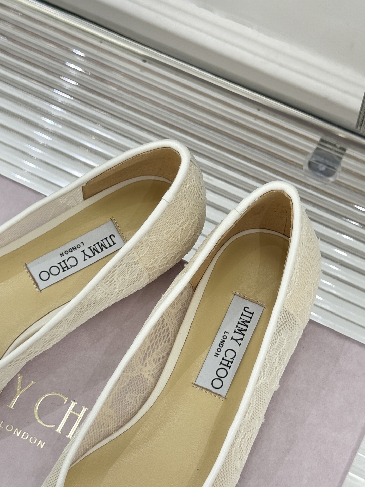 Jimmy Choo经典蕾丝尖头高跟鞋超级仙的一款啊！美得让人窒息！蕾丝给人以一种很神秘的感觉朦胧看不清