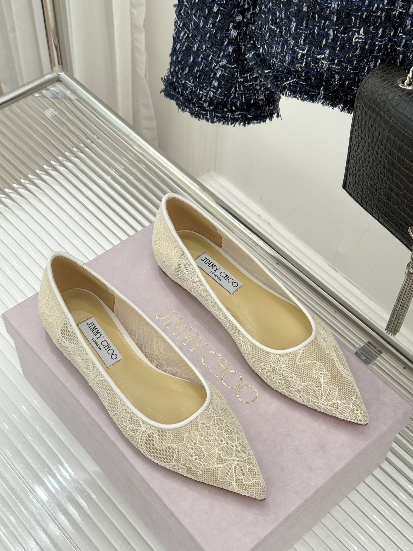 Jimmy Choo经典蕾丝尖头高跟鞋超级仙的一款啊！美得让人窒息！蕾丝给人以一种很神秘的感觉朦胧看不清