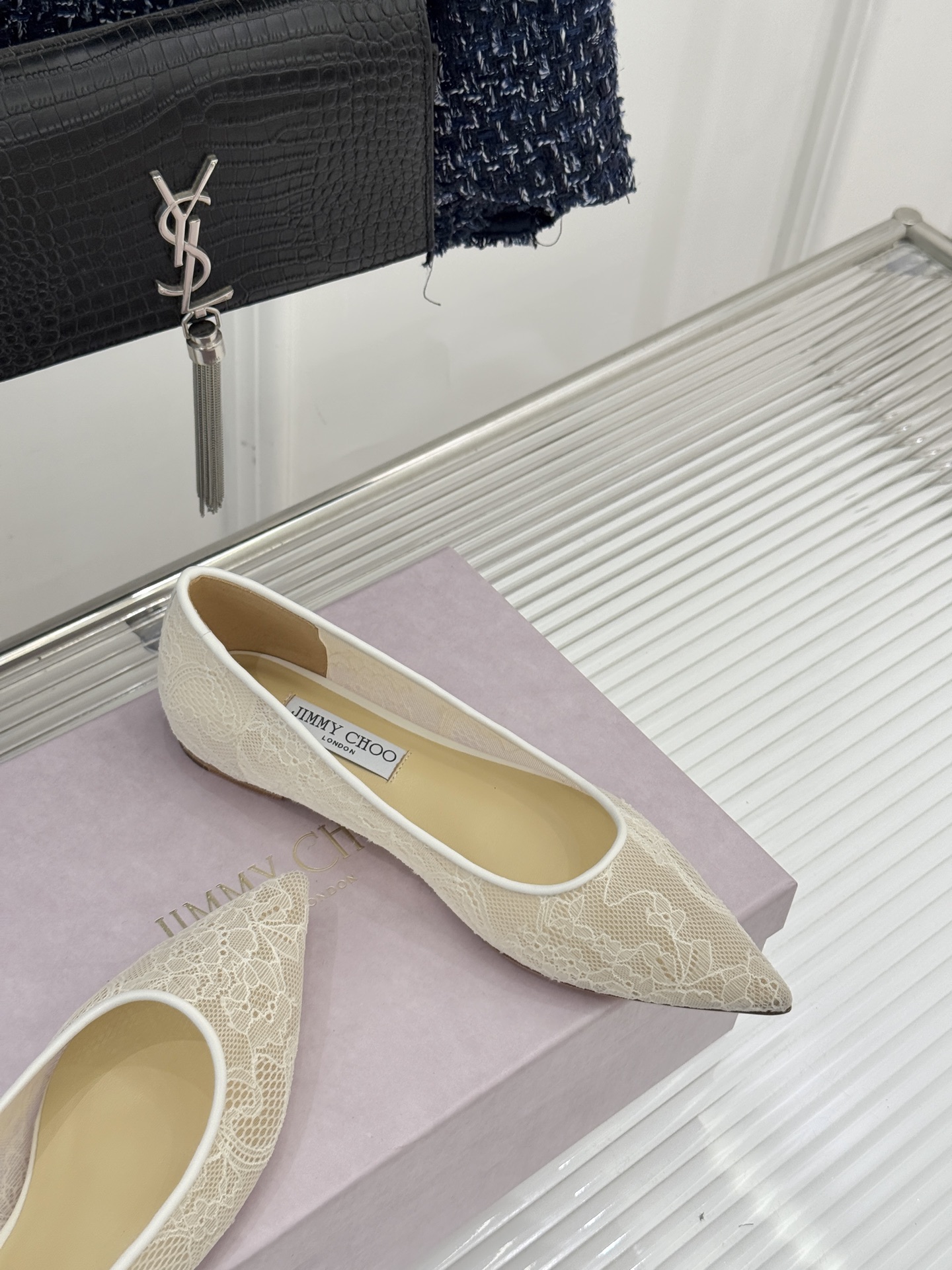 Jimmy Choo经典蕾丝尖头高跟鞋超级仙的一款啊！美得让人窒息！蕾丝给人以一种很神秘的感觉朦胧看不清