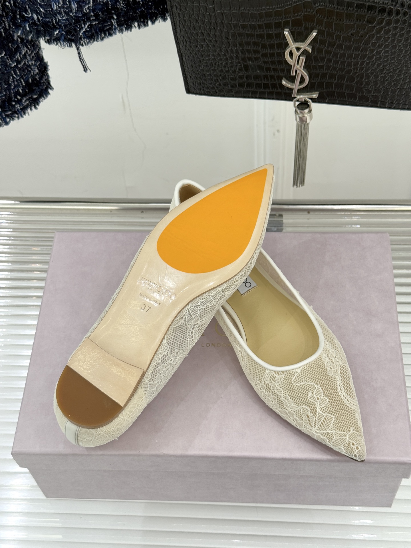 Jimmy Choo经典蕾丝尖头高跟鞋超级仙的一款啊！美得让人窒息！蕾丝给人以一种很神秘的感觉朦胧看不清