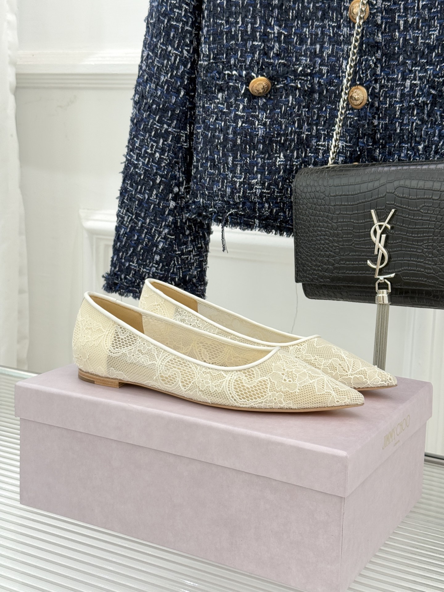 Jimmy Choo经典蕾丝尖头高跟鞋超级仙的一款啊！美得让人窒息！蕾丝给人以一种很神秘的感觉朦胧看不清