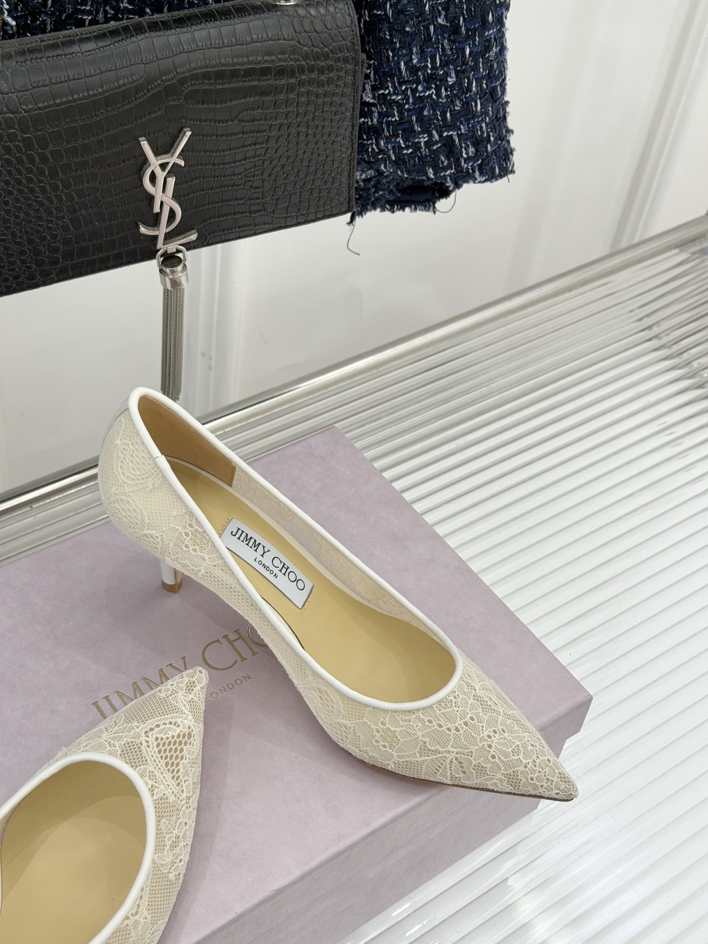 Jimmy Choo经典蕾丝尖头高跟鞋超级仙的一款啊！美得让人窒息！蕾丝给人以一种很神秘的感觉朦胧看不清