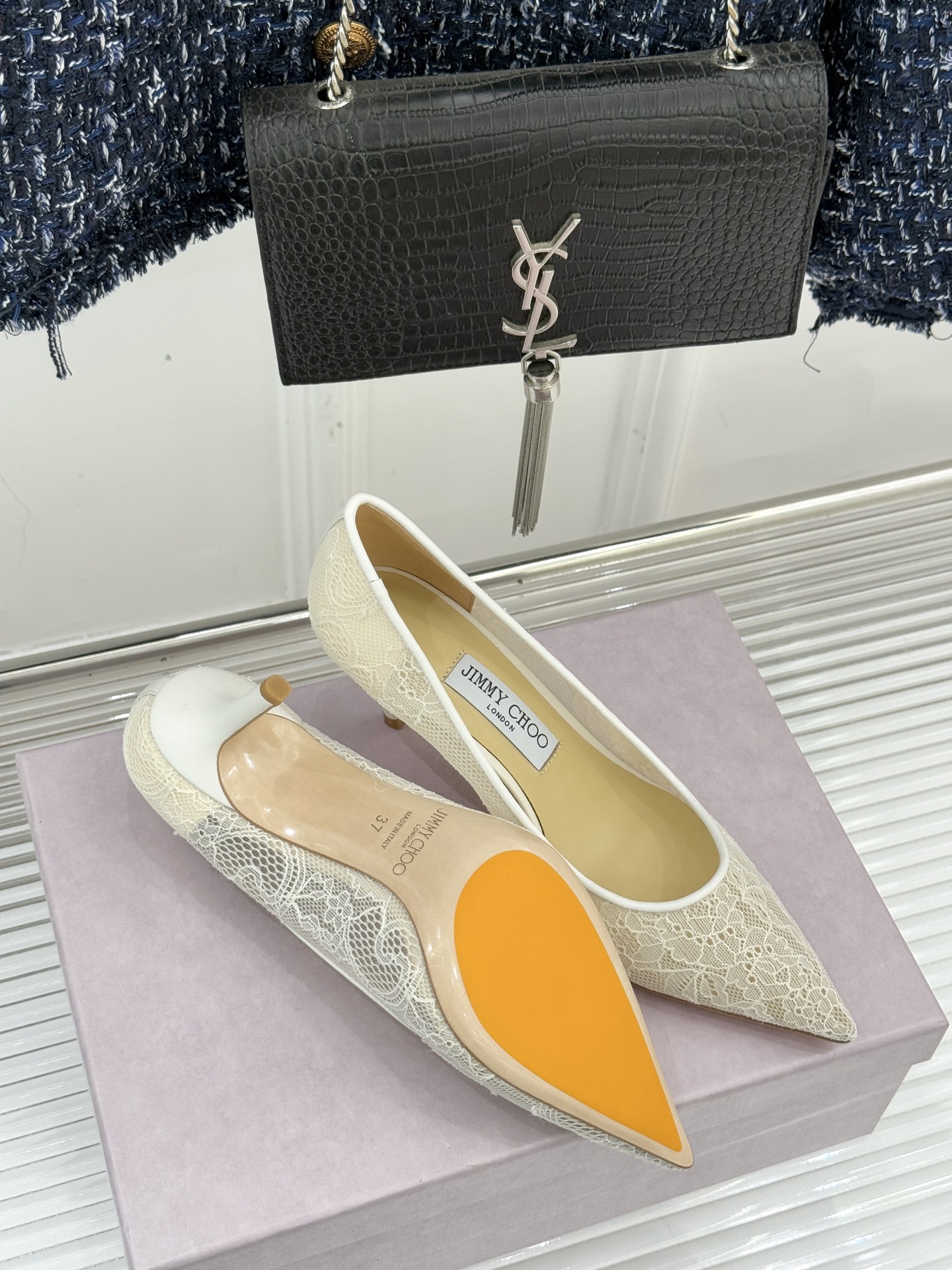 Jimmy Choo经典蕾丝尖头高跟鞋超级仙的一款啊！美得让人窒息！蕾丝给人以一种很神秘的感觉朦胧看不清