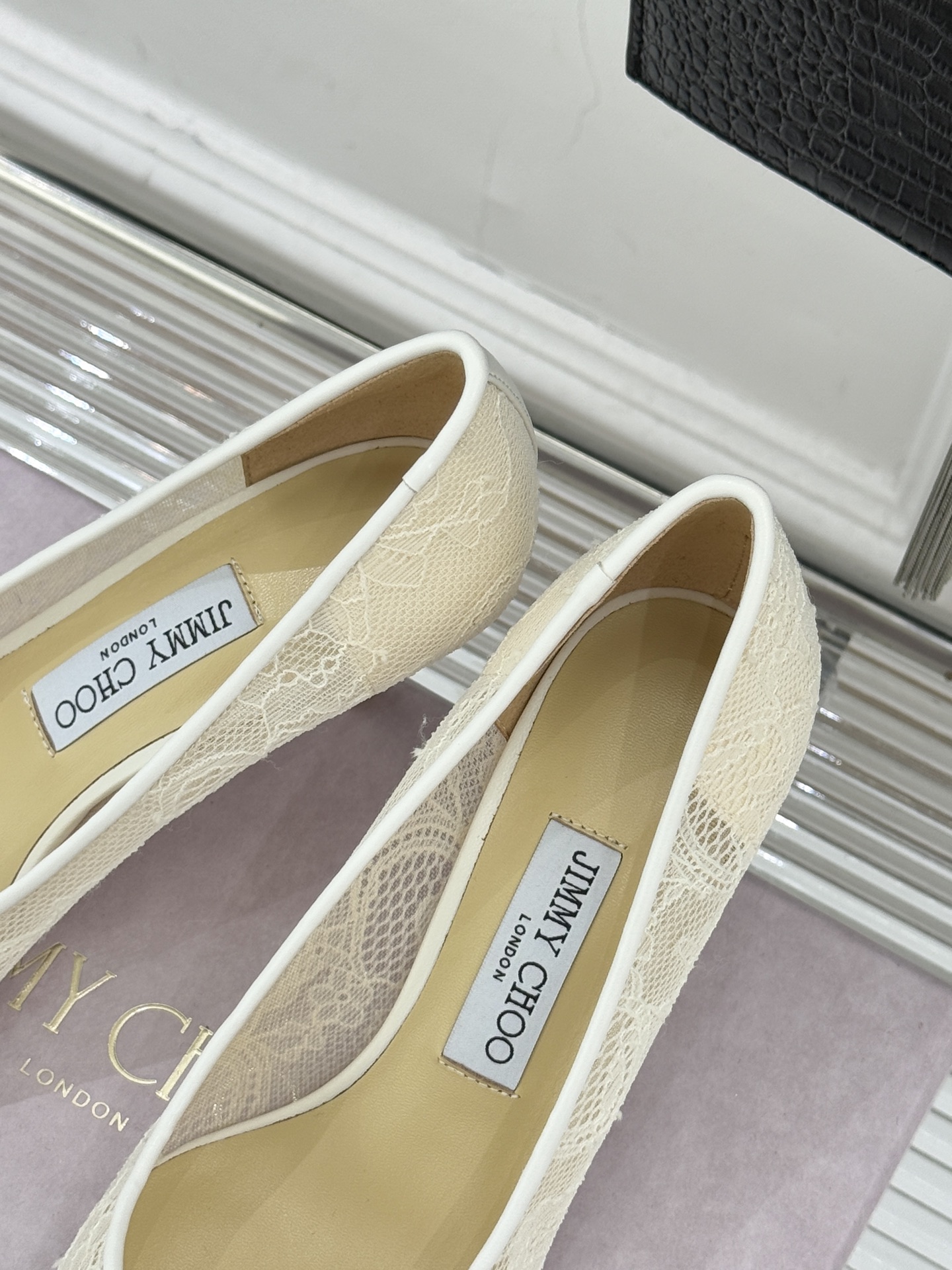 Jimmy Choo经典蕾丝尖头高跟鞋超级仙的一款啊！美得让人窒息！蕾丝给人以一种很神秘的感觉朦胧看不清