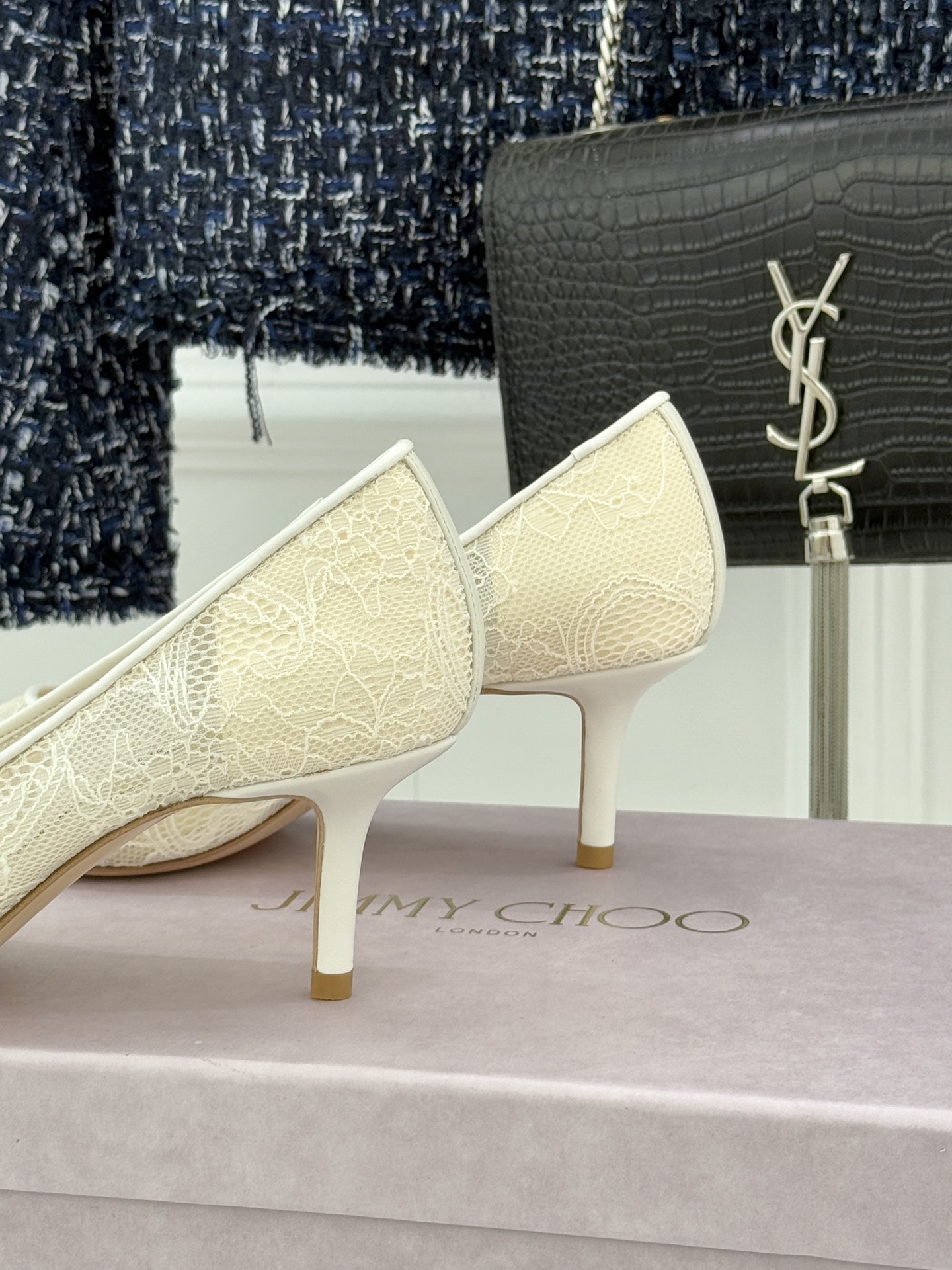 Jimmy Choo经典蕾丝尖头高跟鞋超级仙的一款啊！美得让人窒息！蕾丝给人以一种很神秘的感觉朦胧看不清