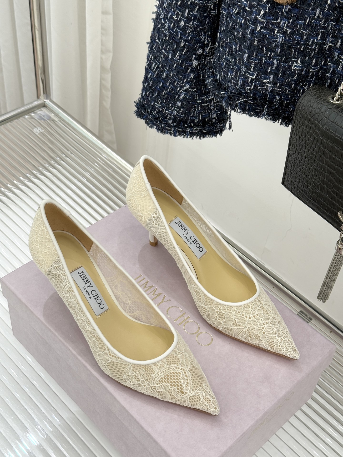 Jimmy Choo经典蕾丝尖头高跟鞋超级仙的一款啊！美得让人窒息！蕾丝给人以一种很神秘的感觉朦胧看不清