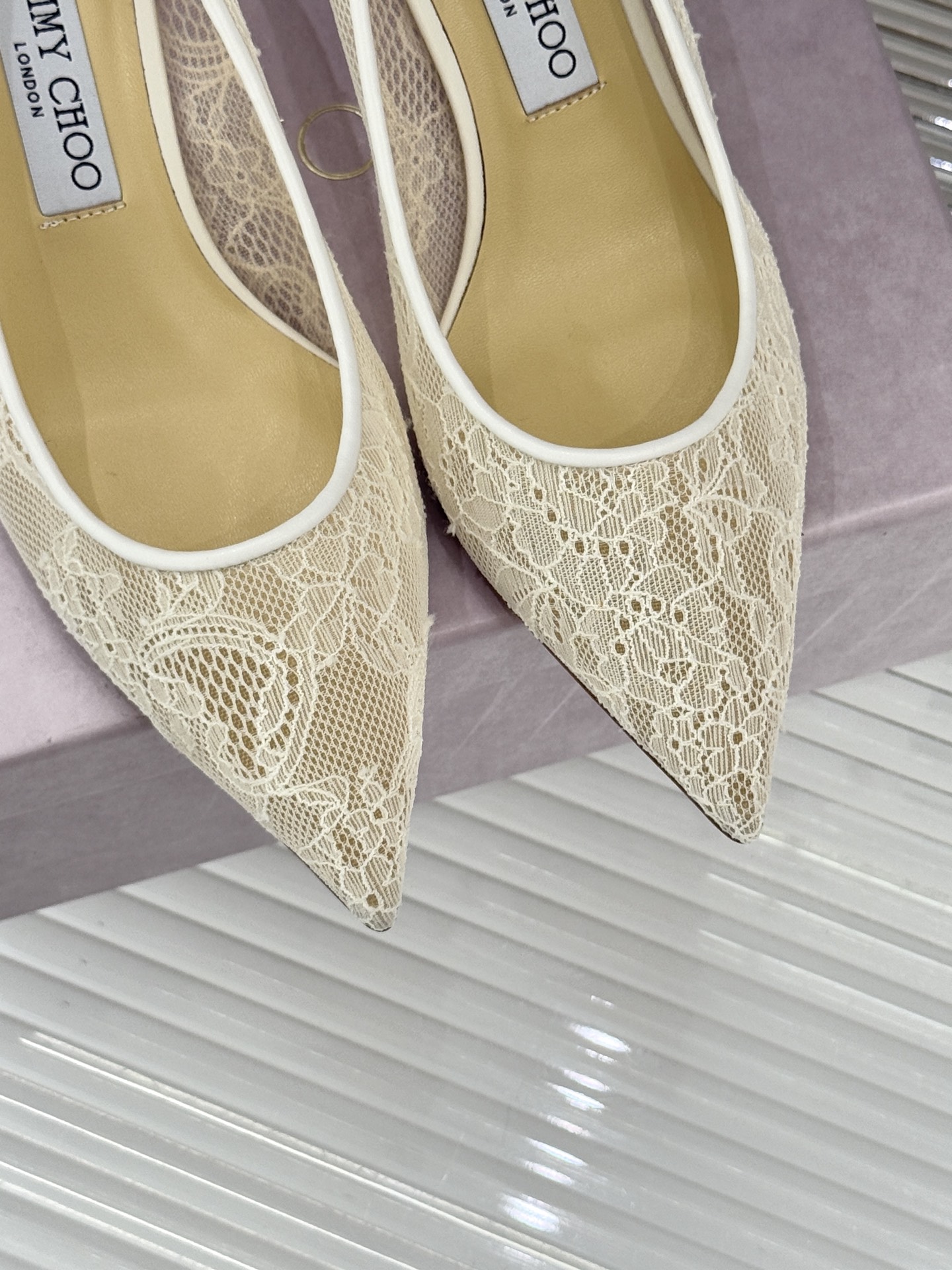 Jimmy Choo经典蕾丝尖头高跟鞋超级仙的一款啊！美得让人窒息！蕾丝给人以一种很神秘的感觉朦胧看不清