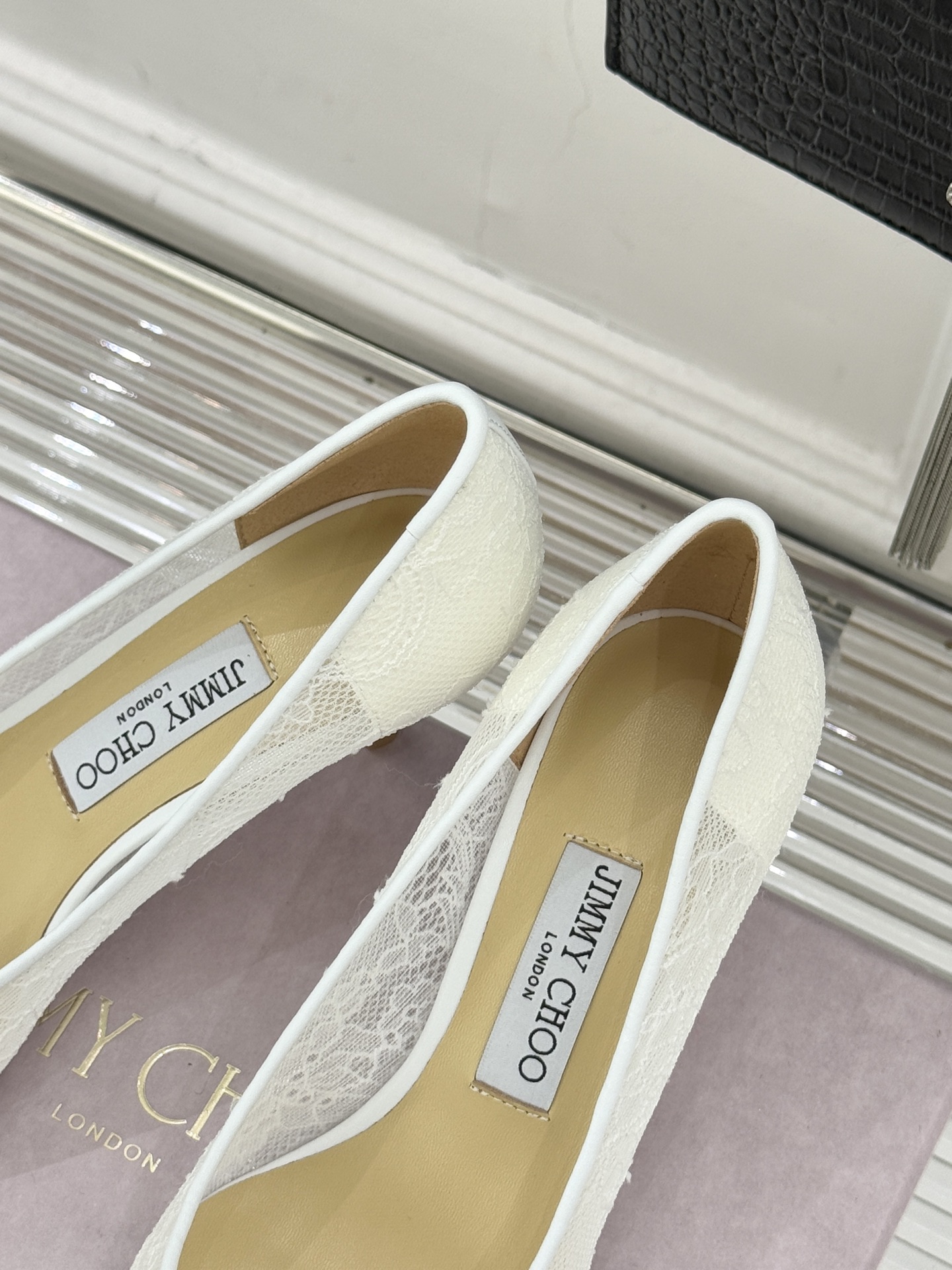 Jimmy Choo经典蕾丝尖头高跟鞋超级仙的一款啊！美得让人窒息！蕾丝给人以一种很神秘的感觉朦胧看不清