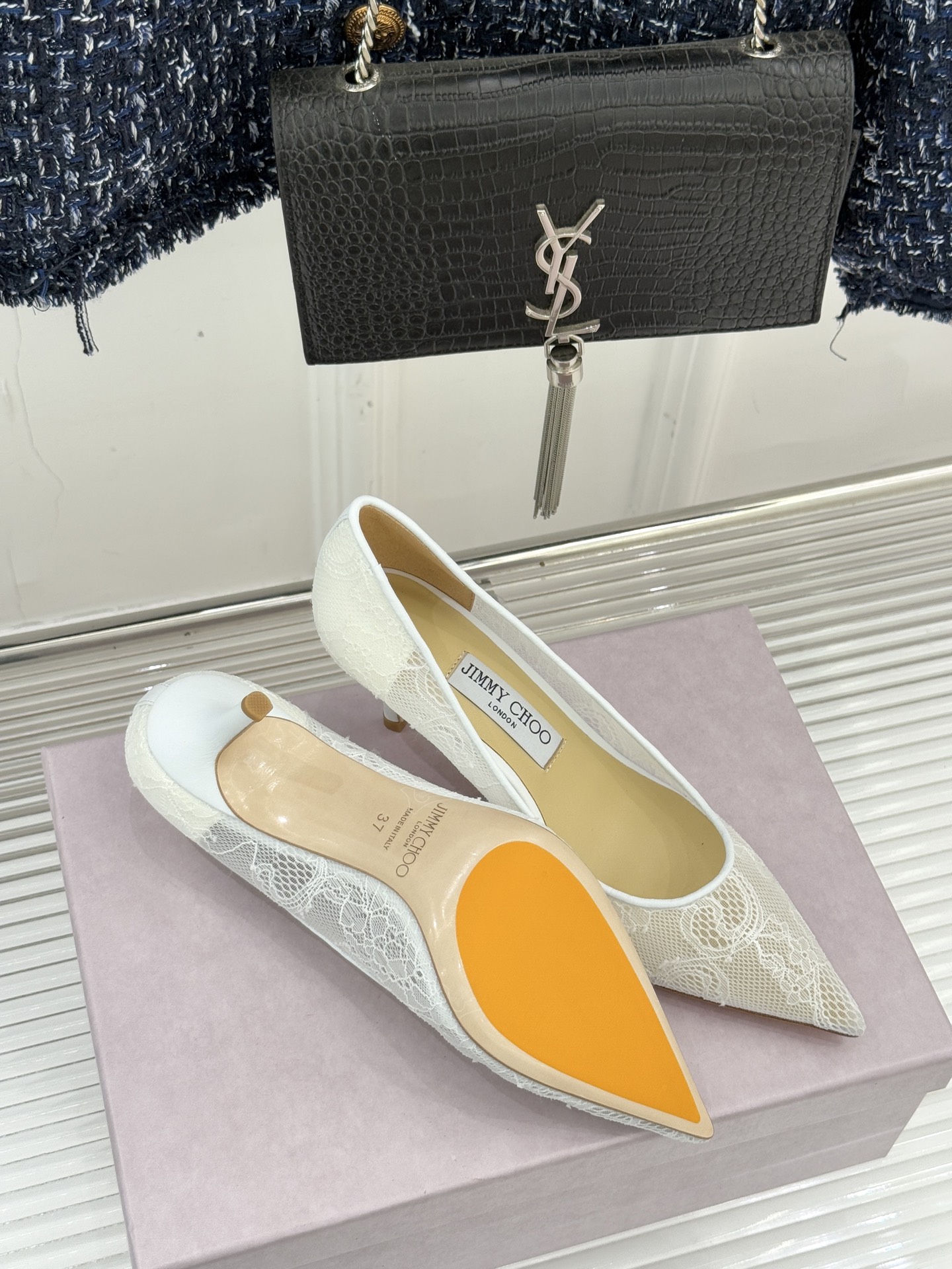 Jimmy Choo经典蕾丝尖头高跟鞋超级仙的一款啊！美得让人窒息！蕾丝给人以一种很神秘的感觉朦胧看不清