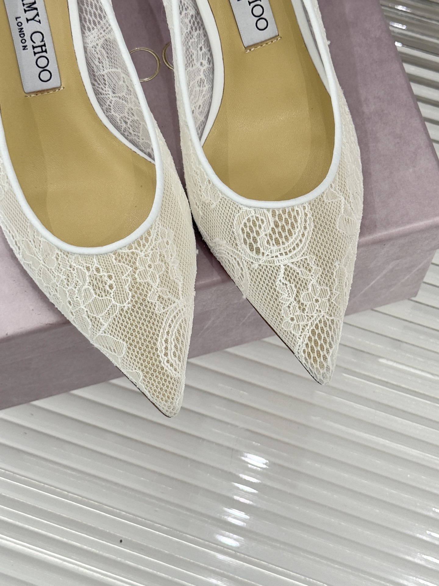 Jimmy Choo经典蕾丝尖头高跟鞋超级仙的一款啊！美得让人窒息！蕾丝给人以一种很神秘的感觉朦胧看不清