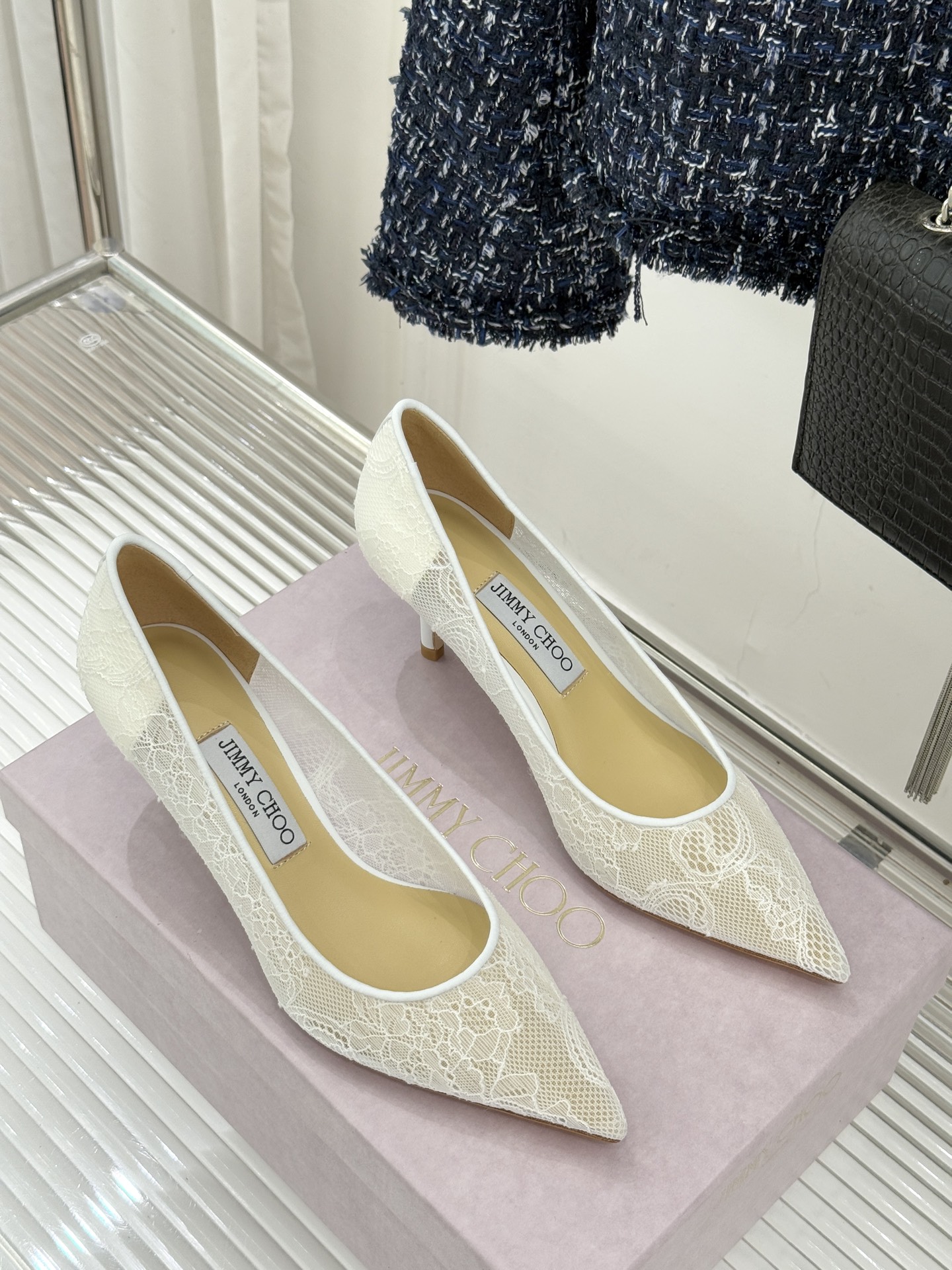 Jimmy Choo经典蕾丝尖头高跟鞋超级仙的一款啊！美得让人窒息！蕾丝给人以一种很神秘的感觉朦胧看不清