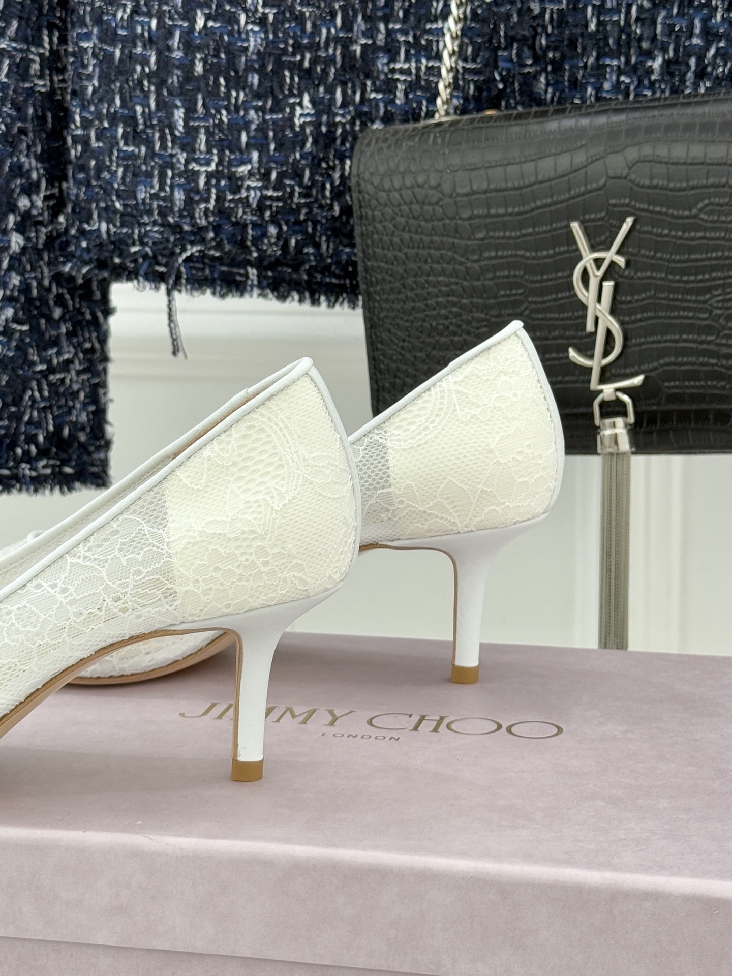 Jimmy Choo经典蕾丝尖头高跟鞋超级仙的一款啊！美得让人窒息！蕾丝给人以一种很神秘的感觉朦胧看不清