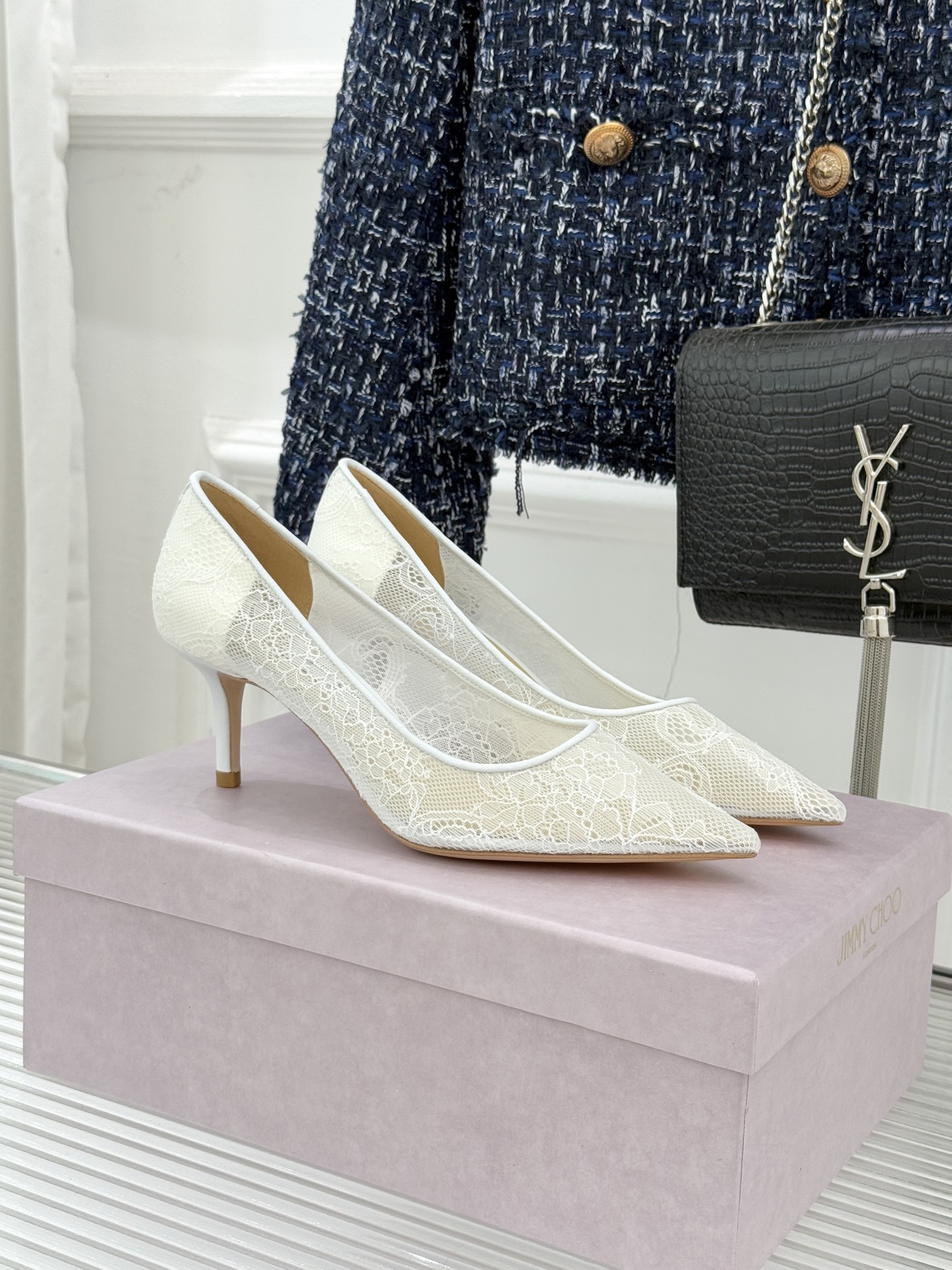 Jimmy Choo经典蕾丝尖头高跟鞋超级仙的一款啊！美得让人窒息！蕾丝给人以一种很神秘的感觉朦胧看不清